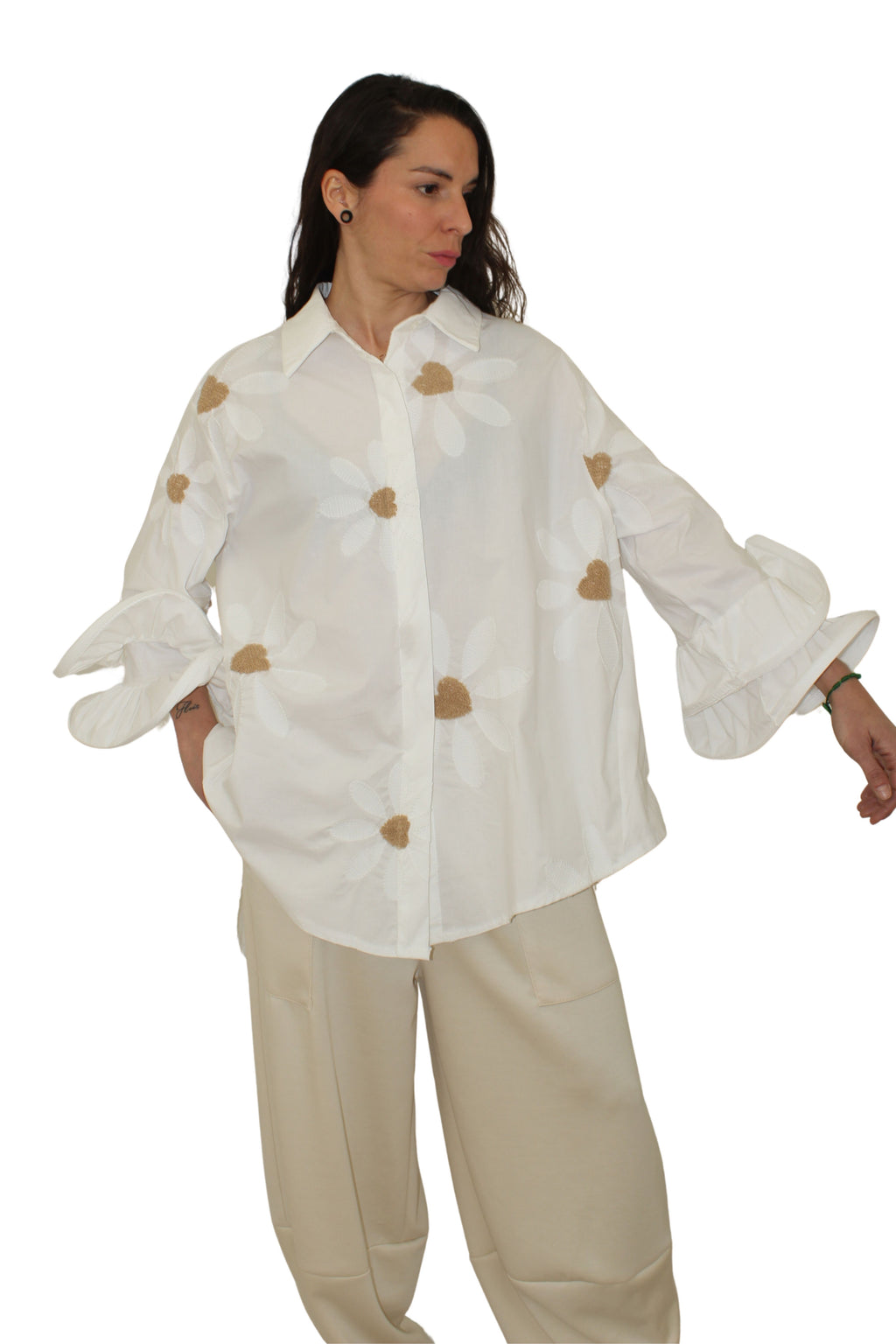 camisa con flores y detalle con textura de corazones marrones