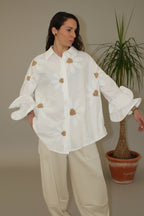 camisa con flores y detalle con textura de corazones marrones
