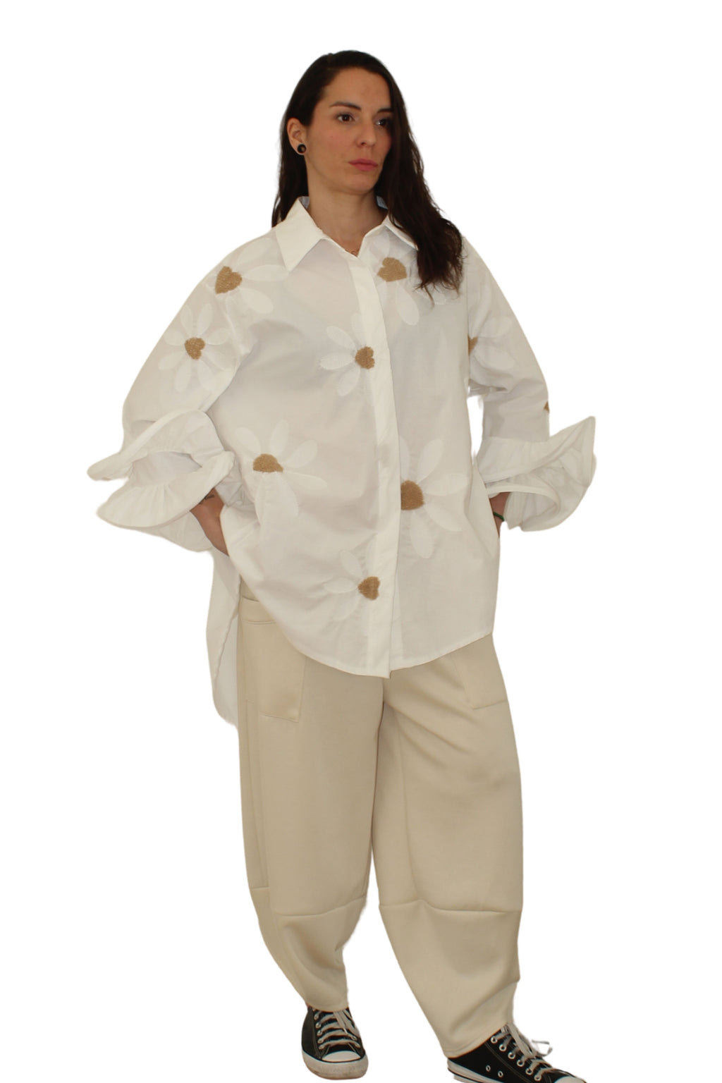 camisa con flores y detalle con textura de corazones marrones