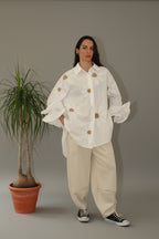 camisa con flores y detalle con textura de corazones marrones