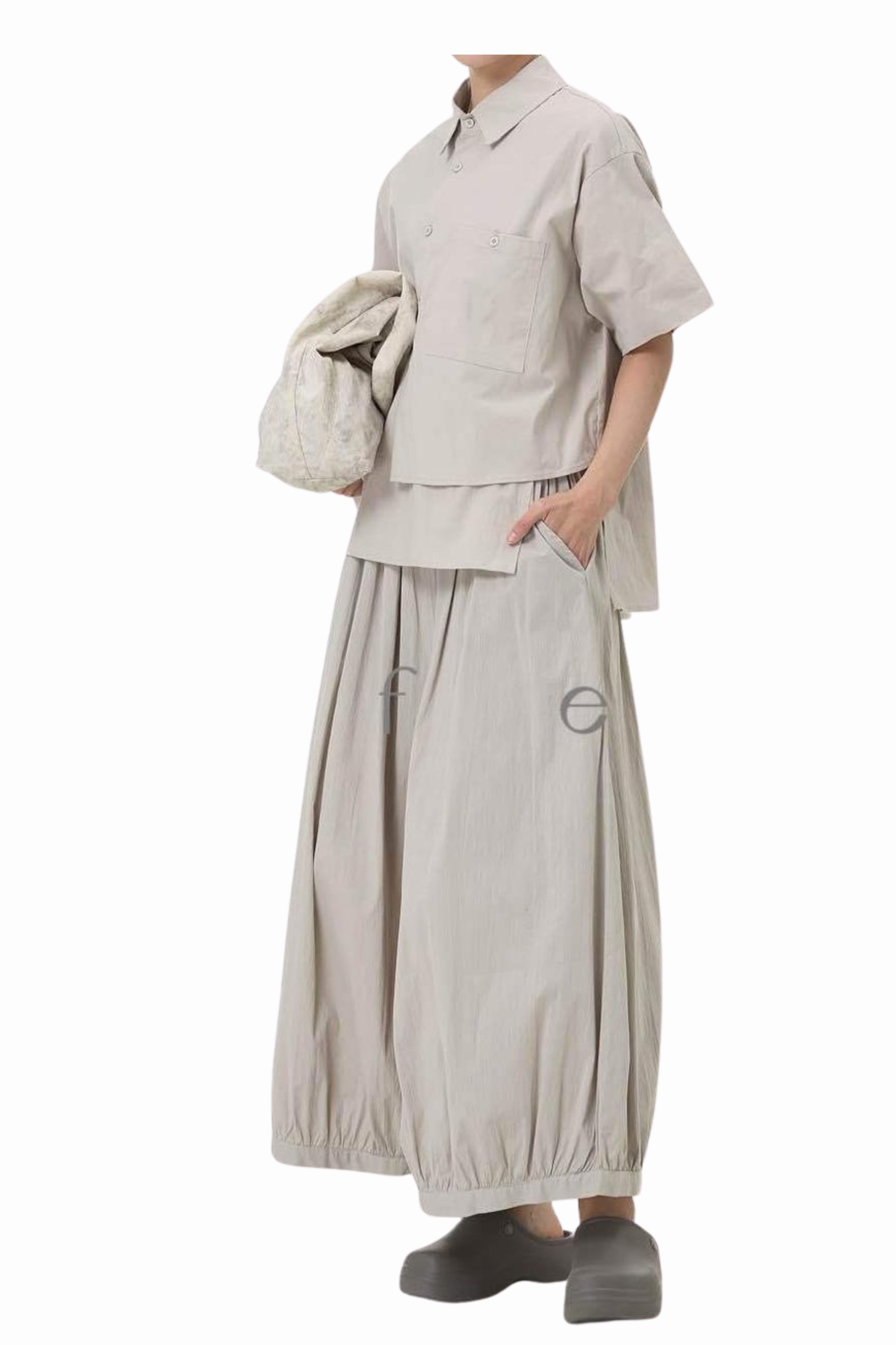 camisa asimetrica nefelibata en gris con botones y bolsillo delantero