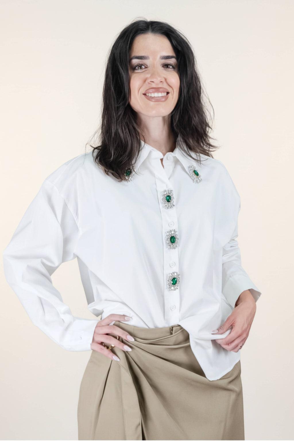 camisa blanca de nefelibata con botones de esmeraldas verdes