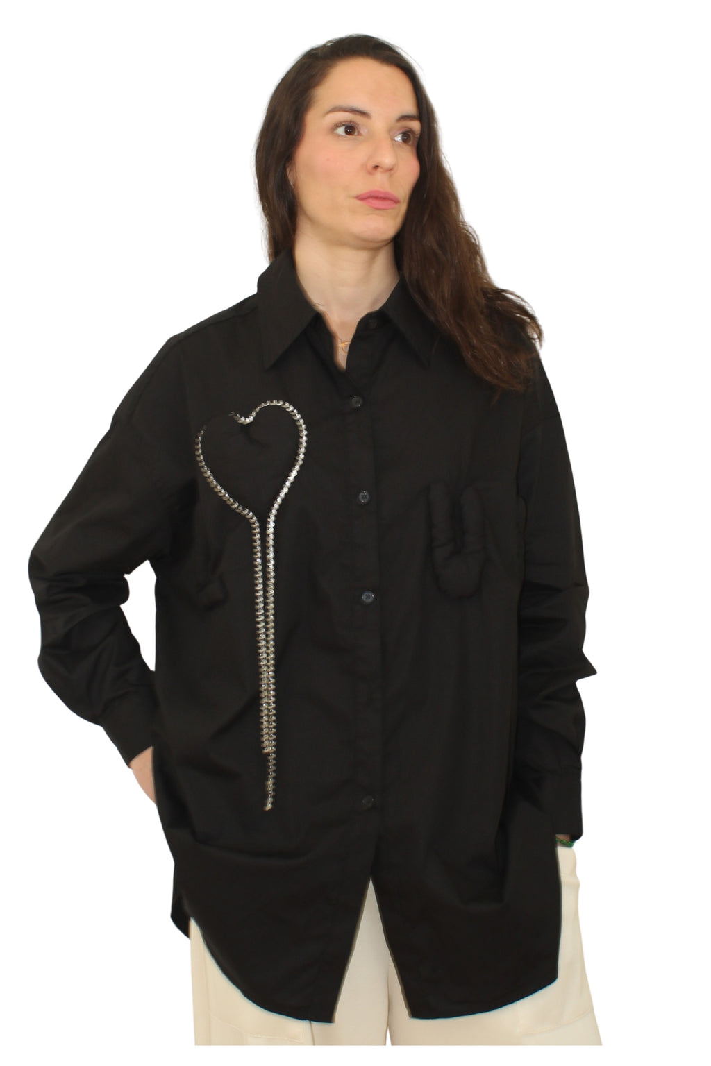 camisa negra de jot-milano con detalle de love acolchado y cadena de brillantes alrededor