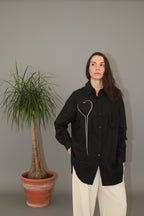 camisa negra de jot-milano con detalle de love acolchado y cadena de brillantes alrededor