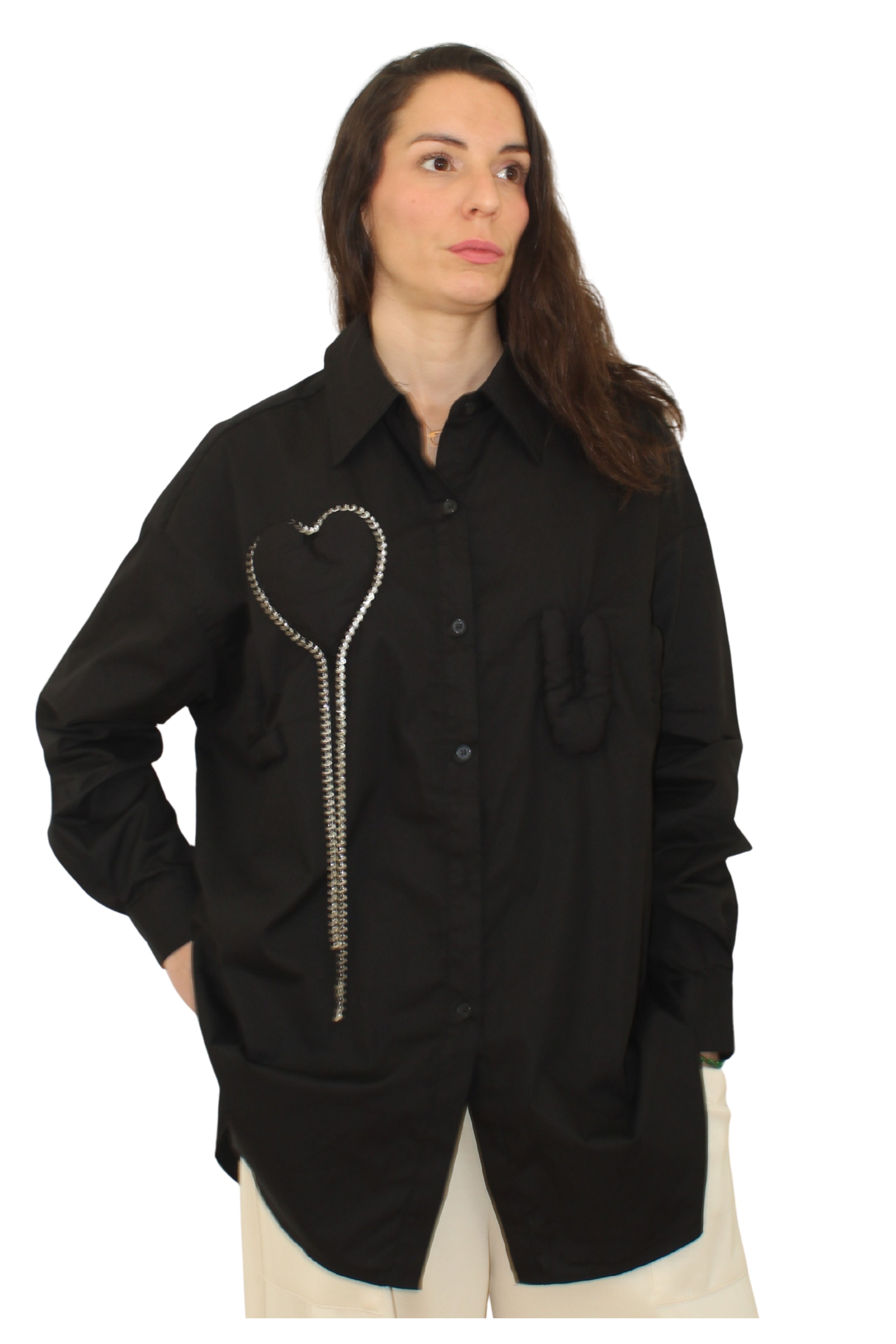 camisa negra de jot-milano con detalle de love acolchado y cadena de brillantes alrededor