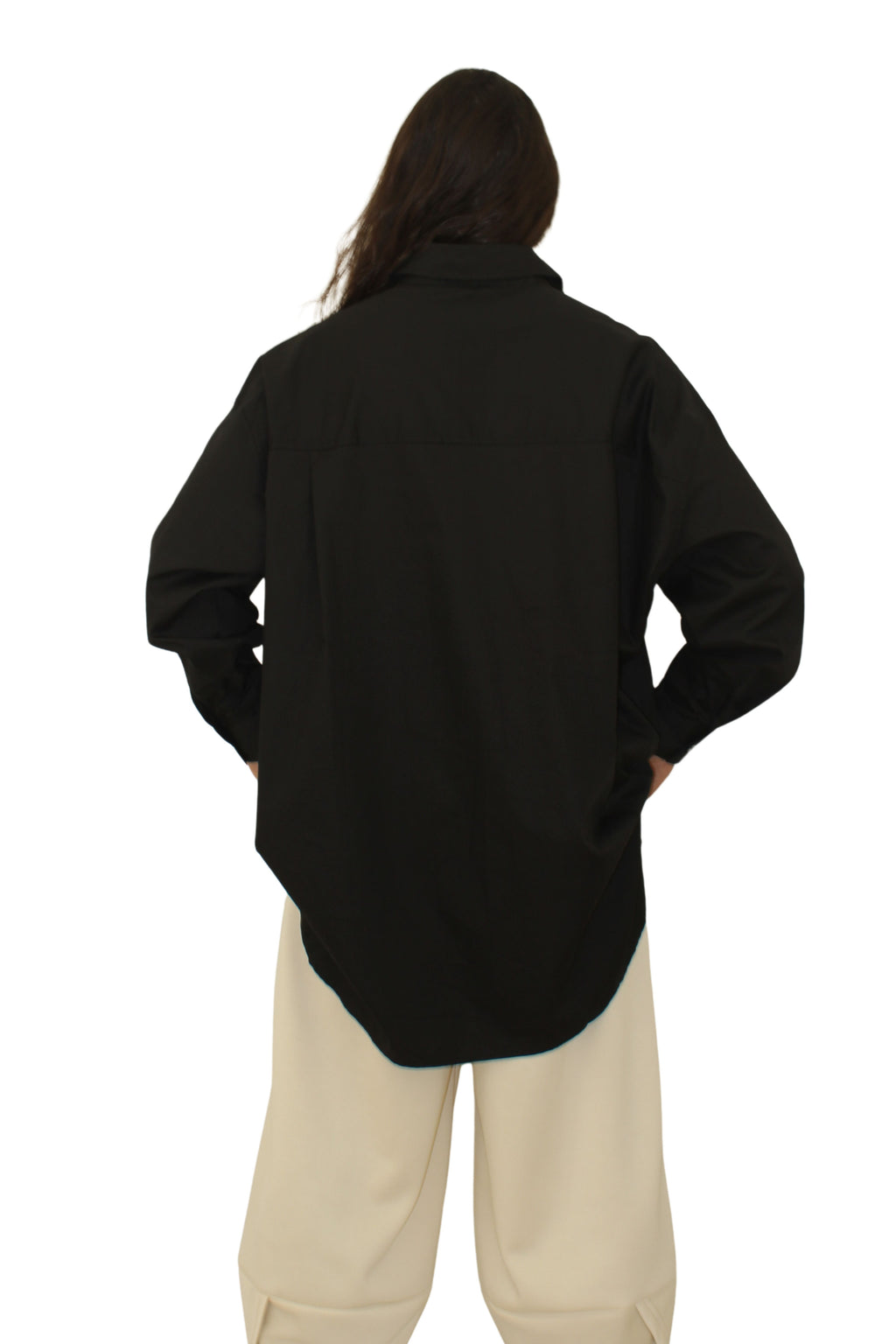 camisa negra de jot-milano con detalle de love acolchado y cadena de brillantes alrededor