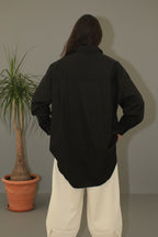 camisa negra de jot-milano con detalle de love acolchado y cadena de brillantes alrededor