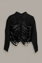 Camisa negra con tiras de nylon cruzadas delanteras de nefelibata LYKKE