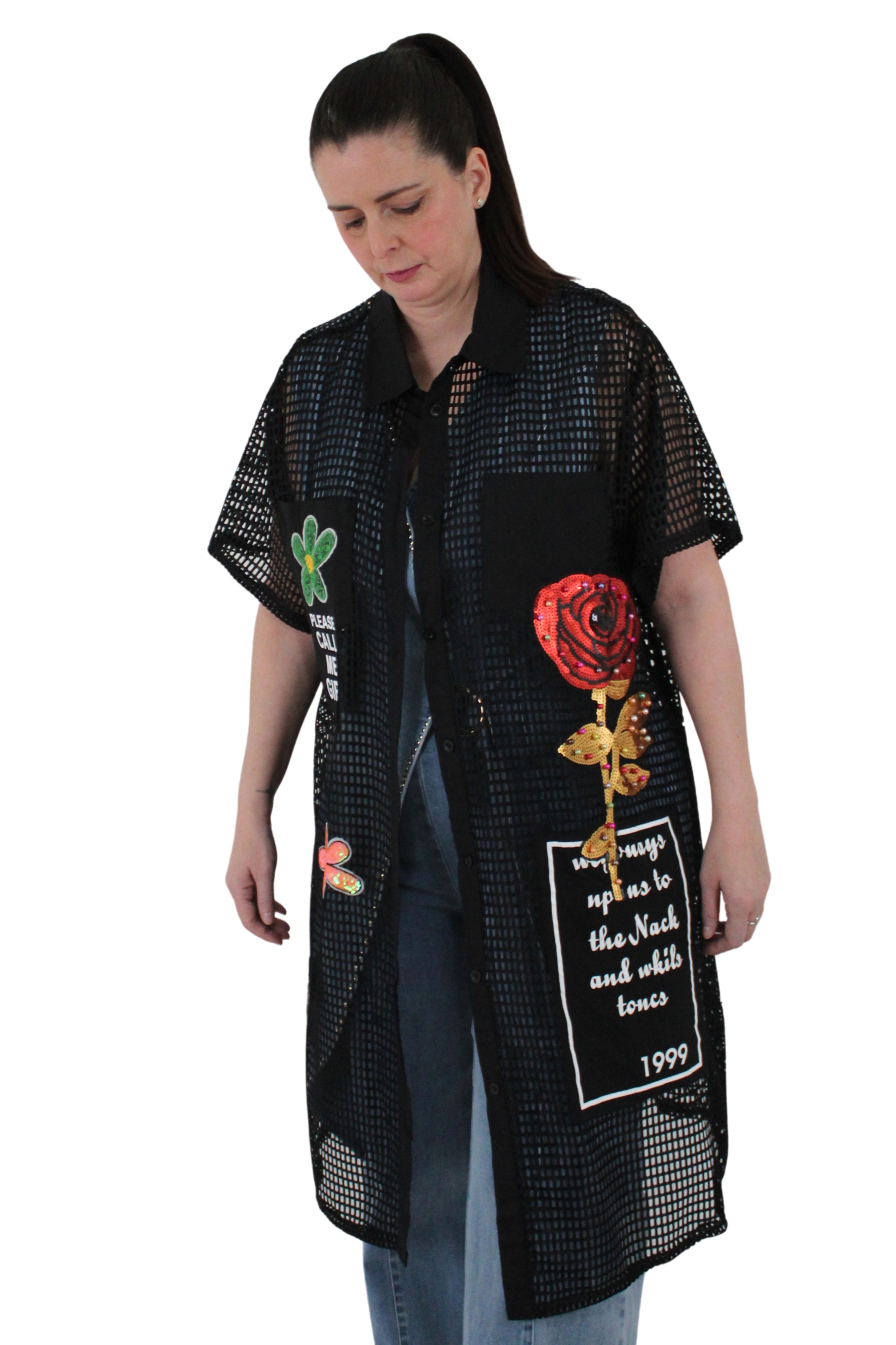 camisa de red de jot_milano con parches de flores textos y perlas