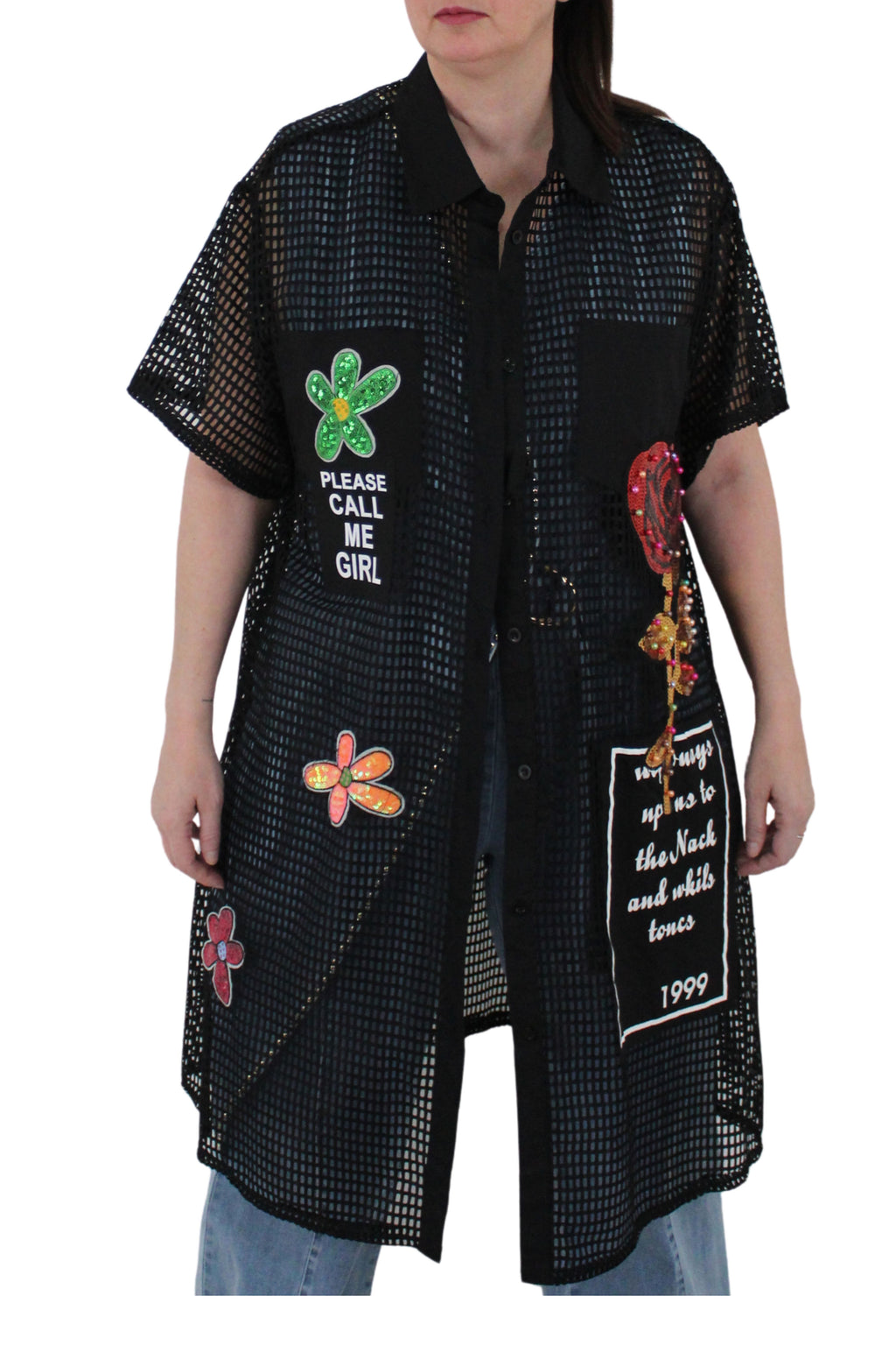 camisa de red de jot_milano con parches de flores textos y perlas