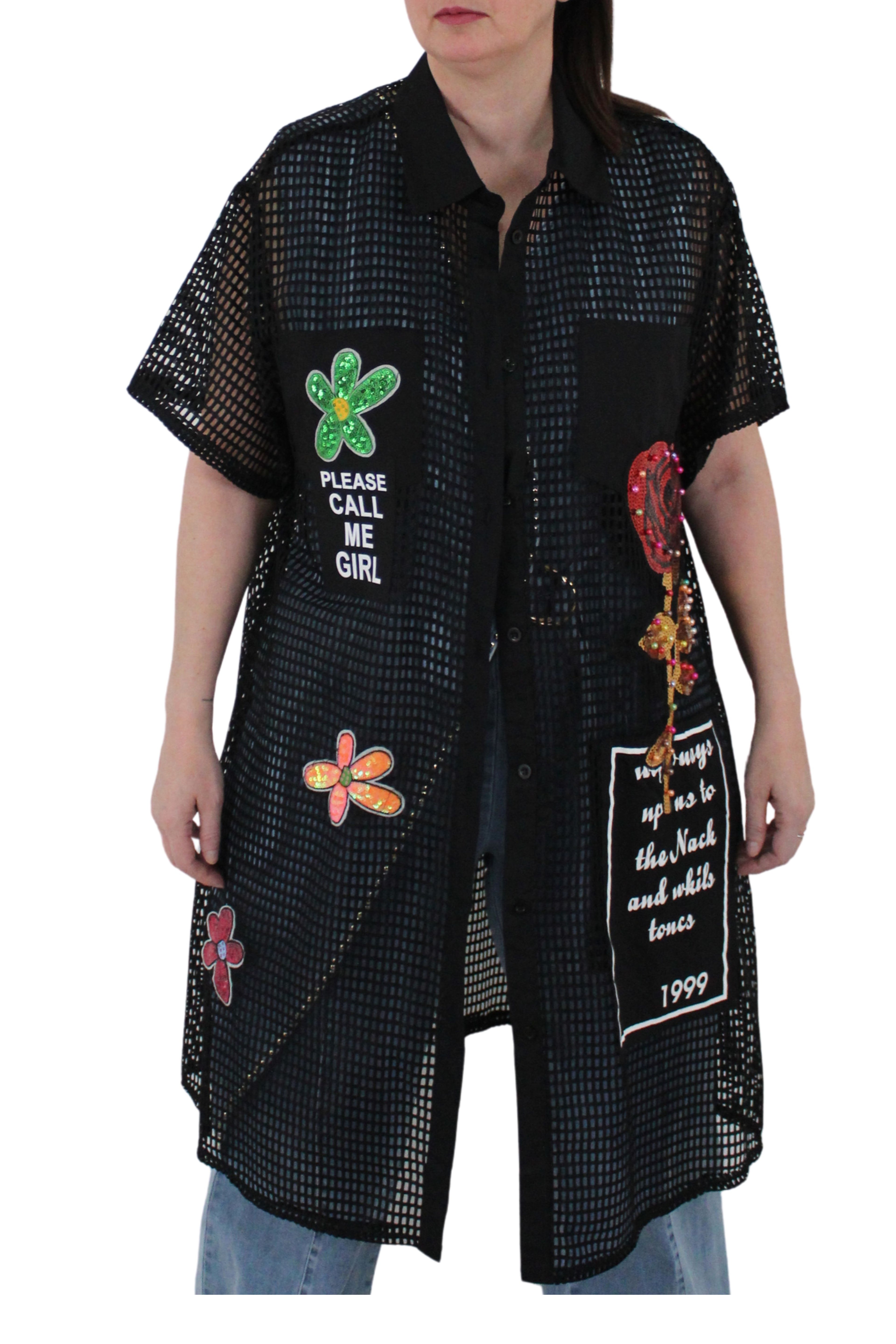 camisa de red de jot_milano con parches de flores textos y perlas