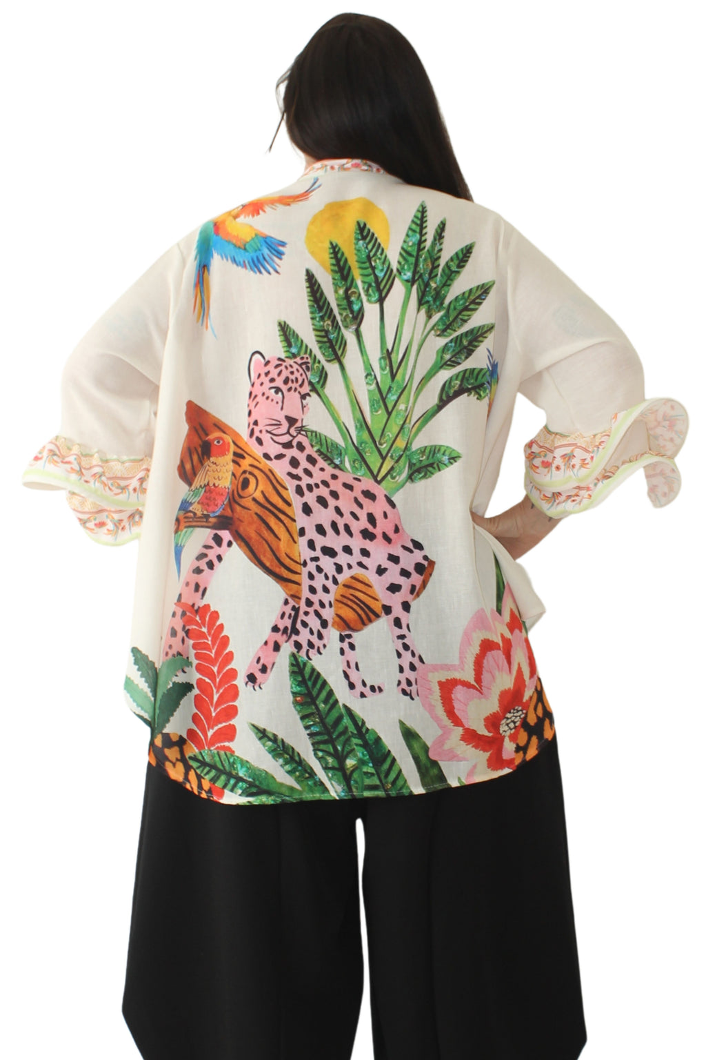 Camisa con tigre rosa estampado en la espalda con selva tropical de fondo LYKKE