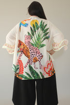 Camisa con tigre rosa estampado en la espalda con selva tropical de fondo LYKKE