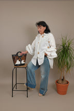 camisa de volantes de jot_ milano con flores bordadas