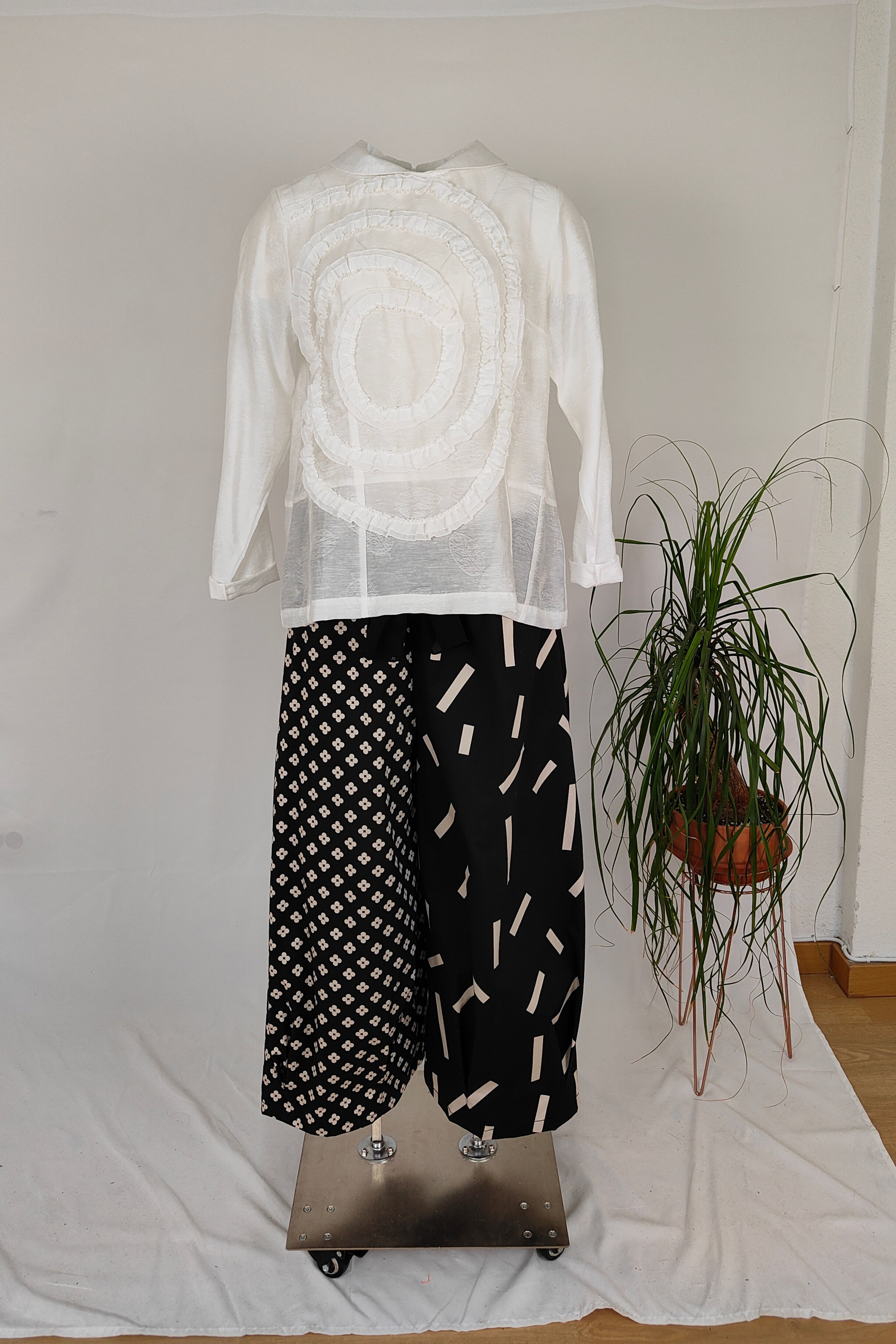 camisa wendy trendy con solapa de espiral cosida blanca | YOLYKKE