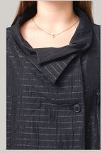 camisa de wendy trendy con lineas plateadas y botones con cuello caido