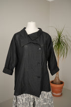 camisa cuello caido y lineas plateadas abotonada
