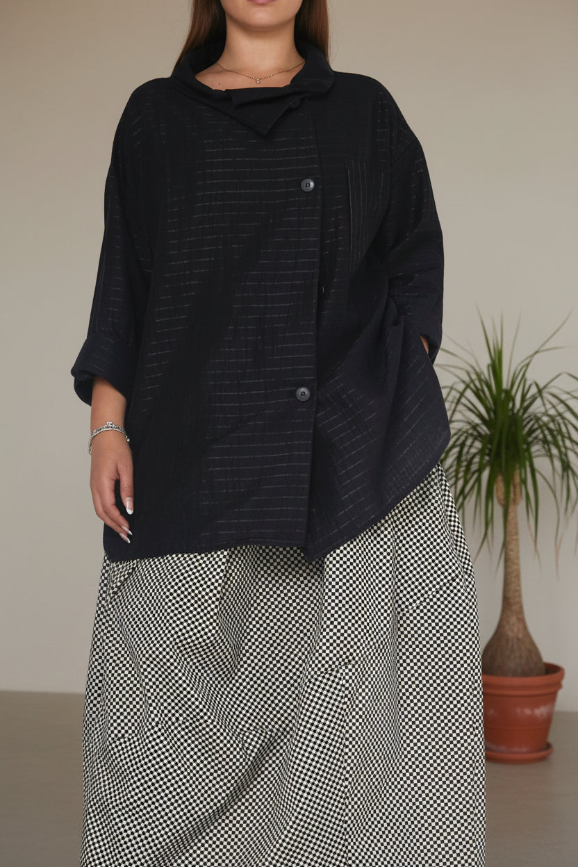 camisa wendy trendy con lineas plateadas y abotonada cuello caido