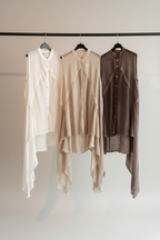camisa yolykke asimetrica sin magas y en tres colores blanca marron y champagne