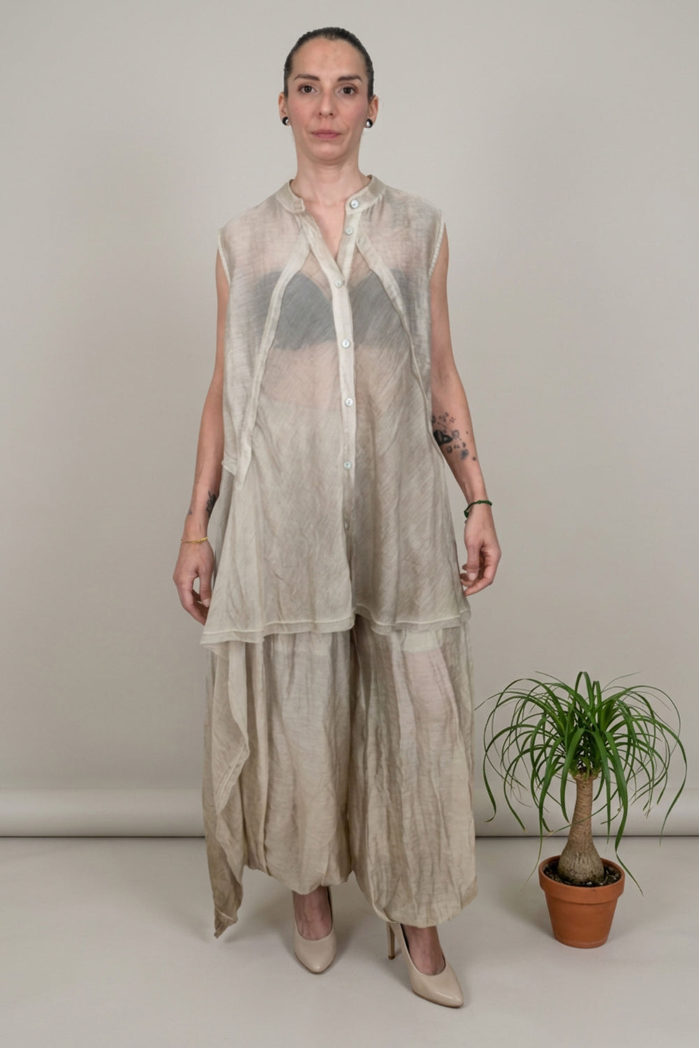 camisa yolykke en color champagne sin mangas y asimetrica