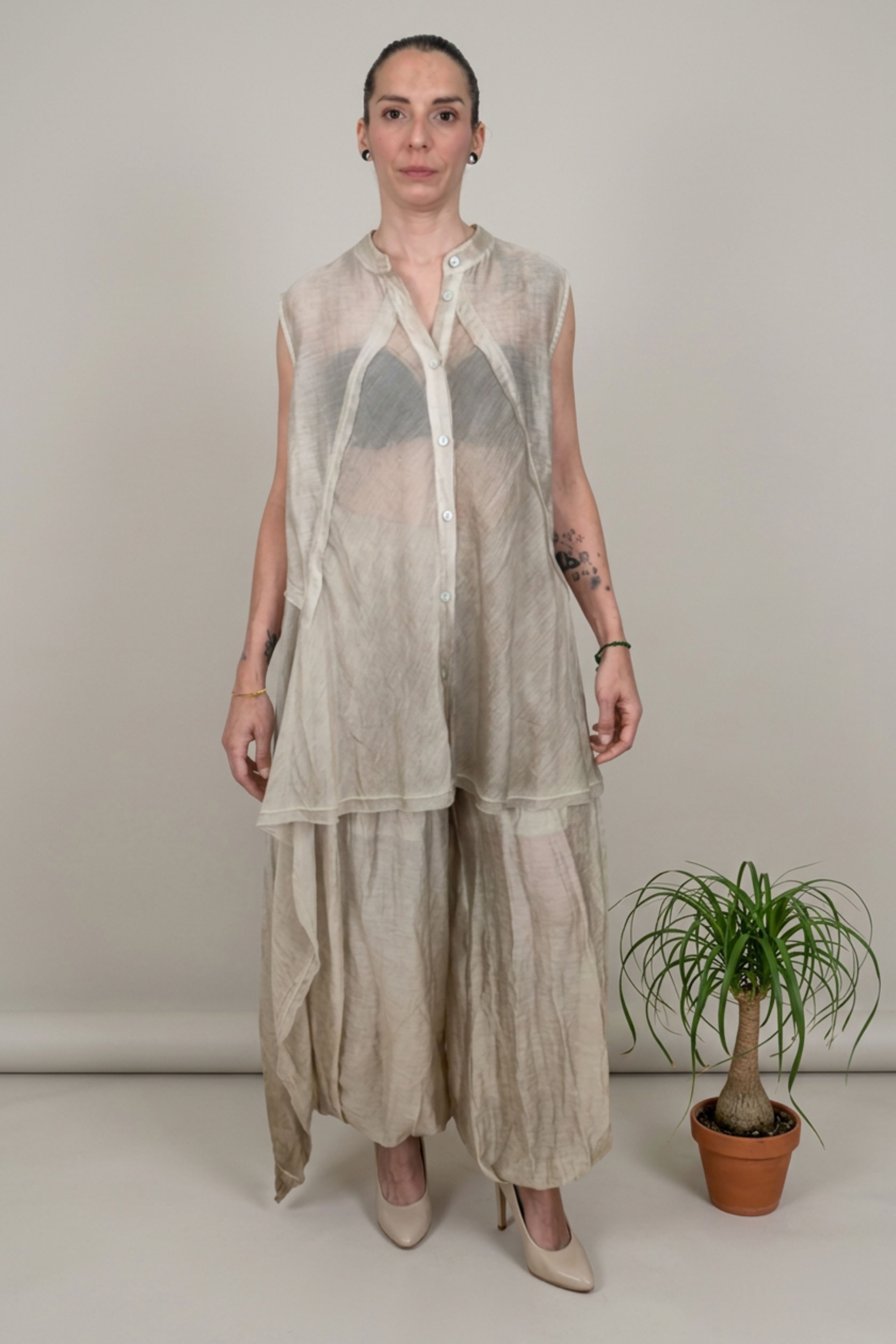 camisa yolykke en color champagne sin mangas y asimetrica