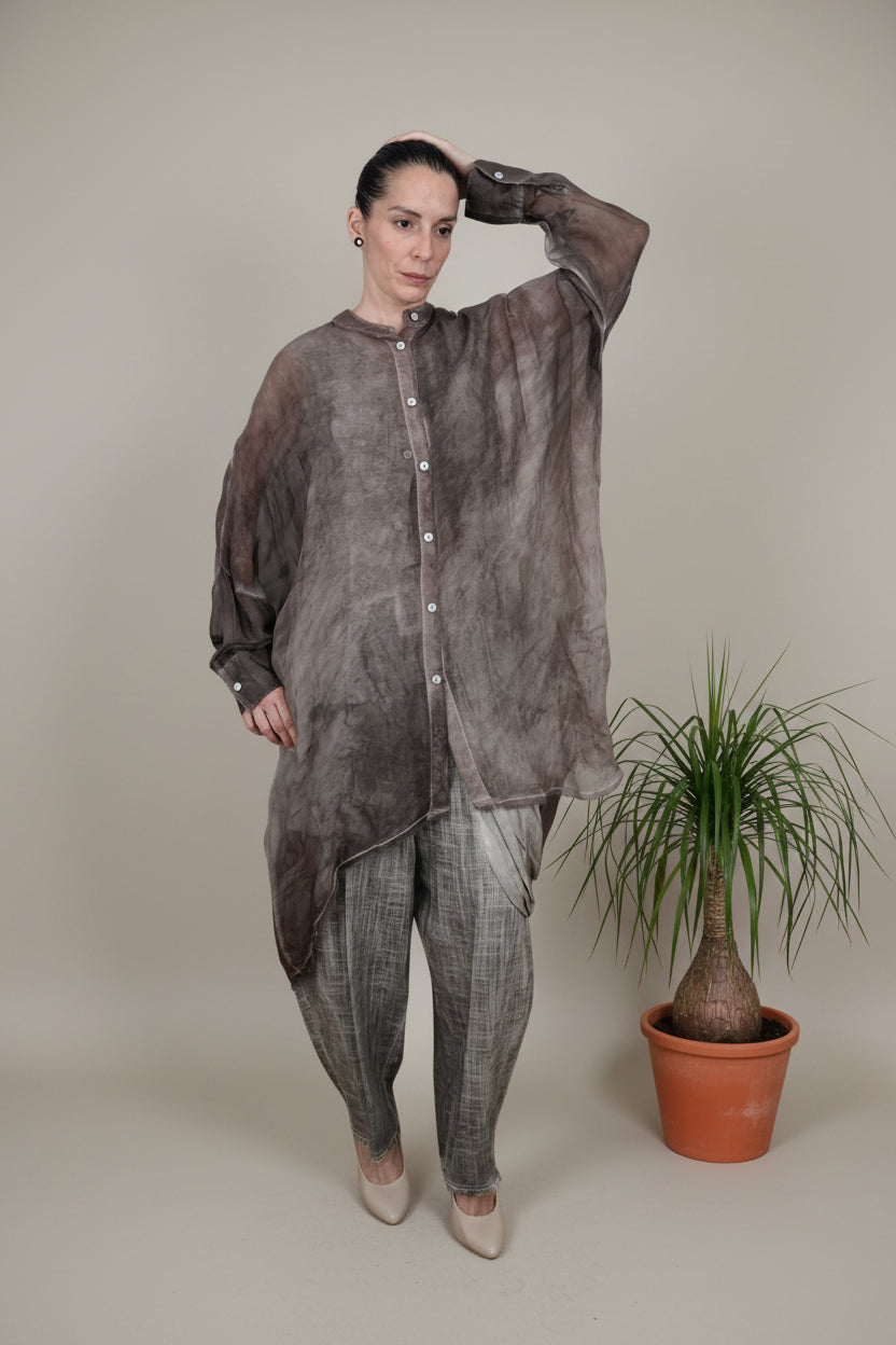 camisa yolykke en color marron de gasa transparente y efecto marmol con manga larga