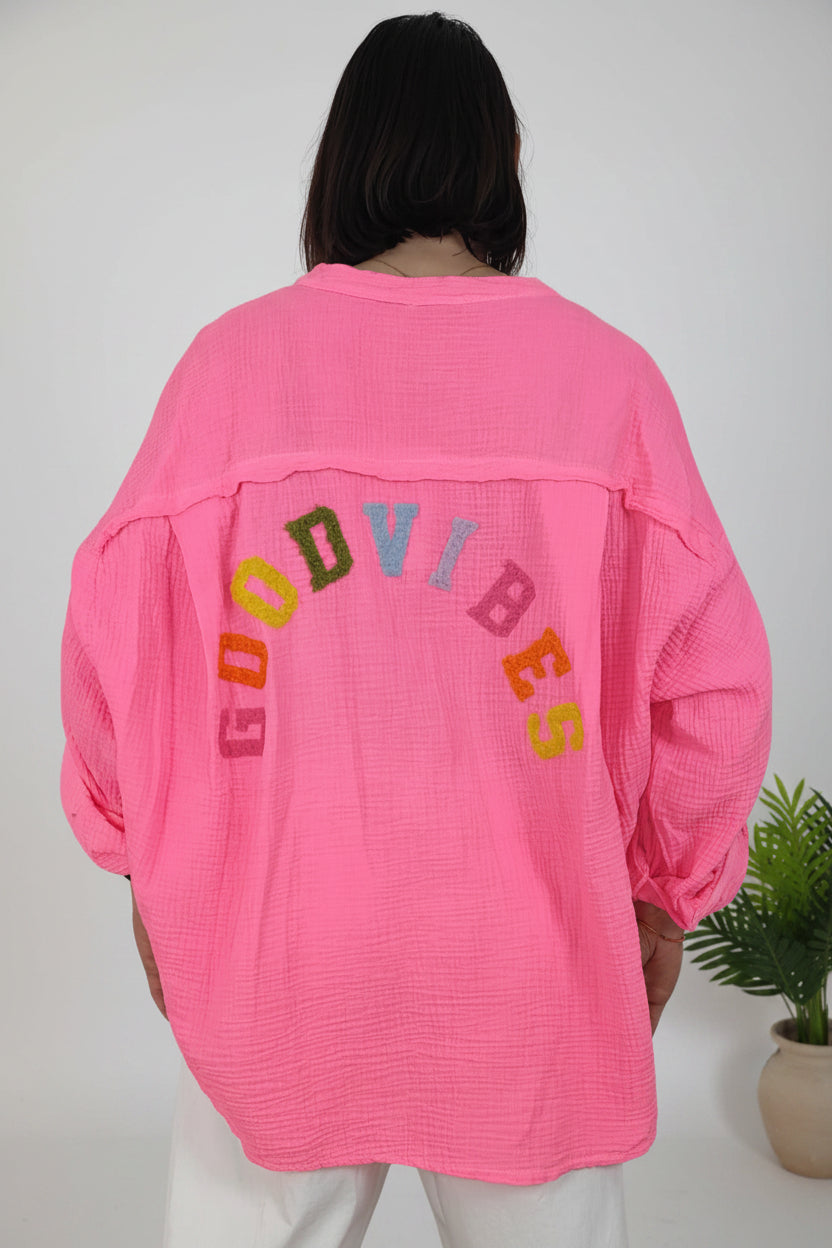 camisa de jot_milano con detalle de letras en la espalda de colores