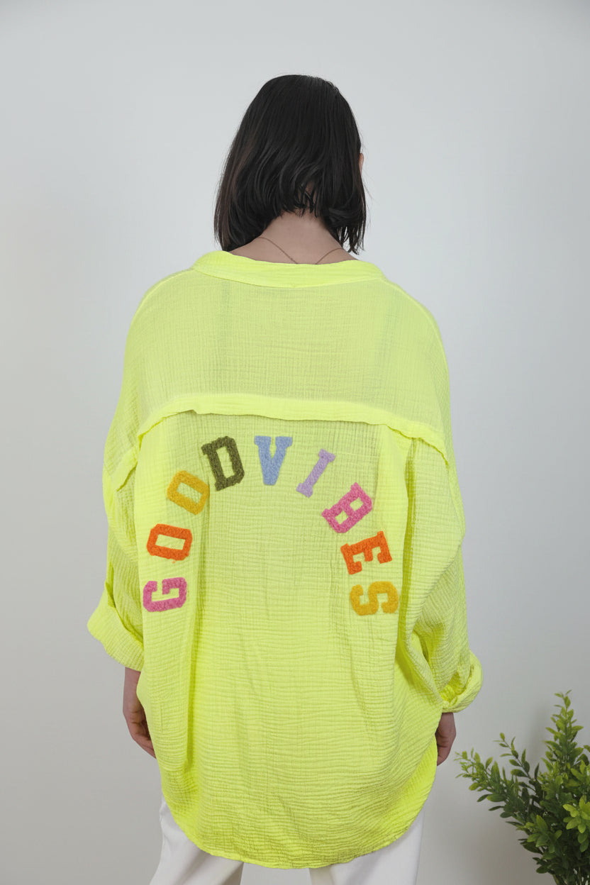 camisa de jot_milano fluor con detalle de letras en rizo en la espalda