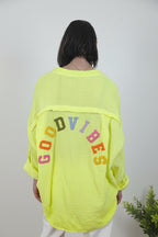 camisa de jot_milano fluor con detalle de letras en rizo en la espalda