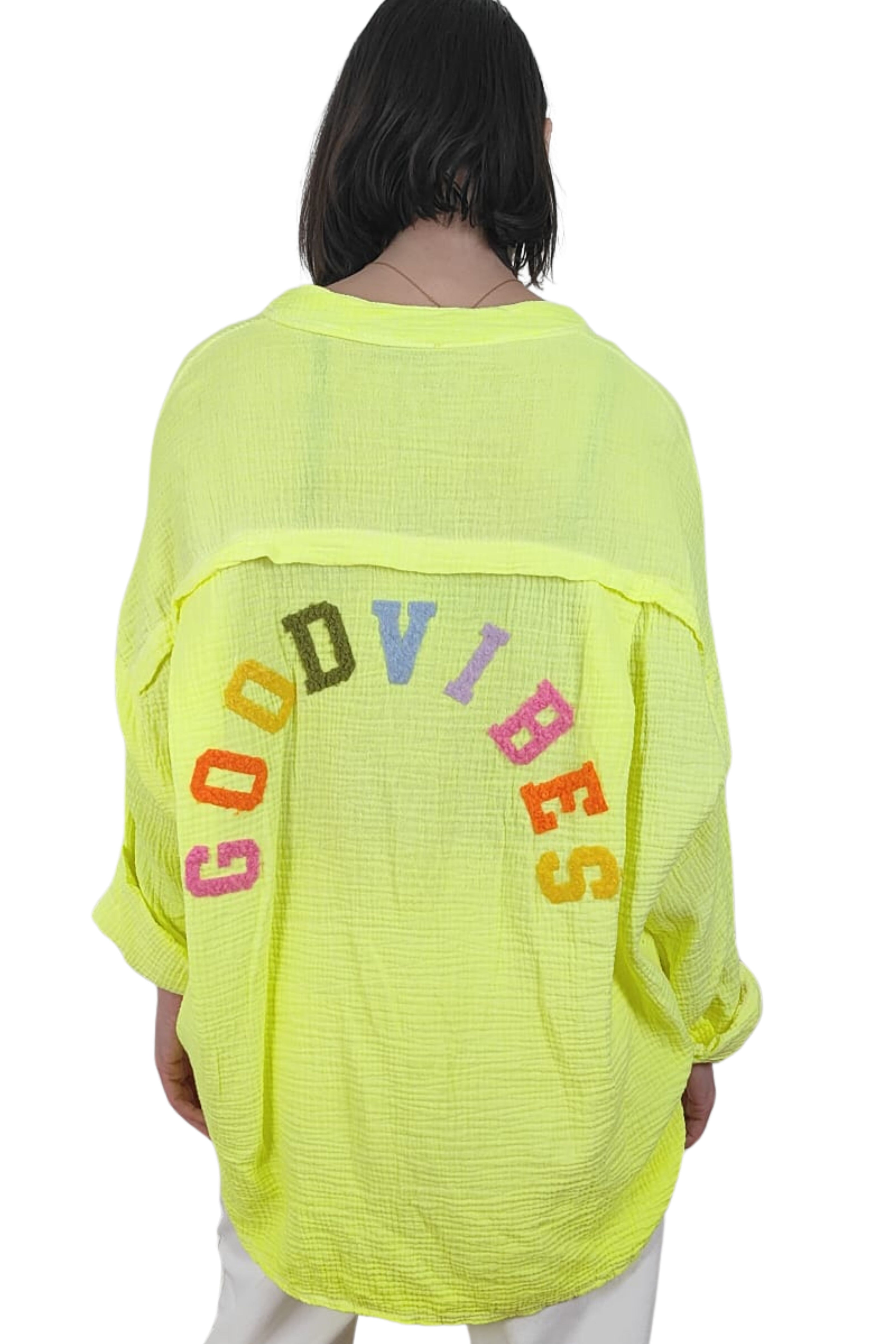 camisa de jot_milano fluor con detalle de letras en rizo en la espalda