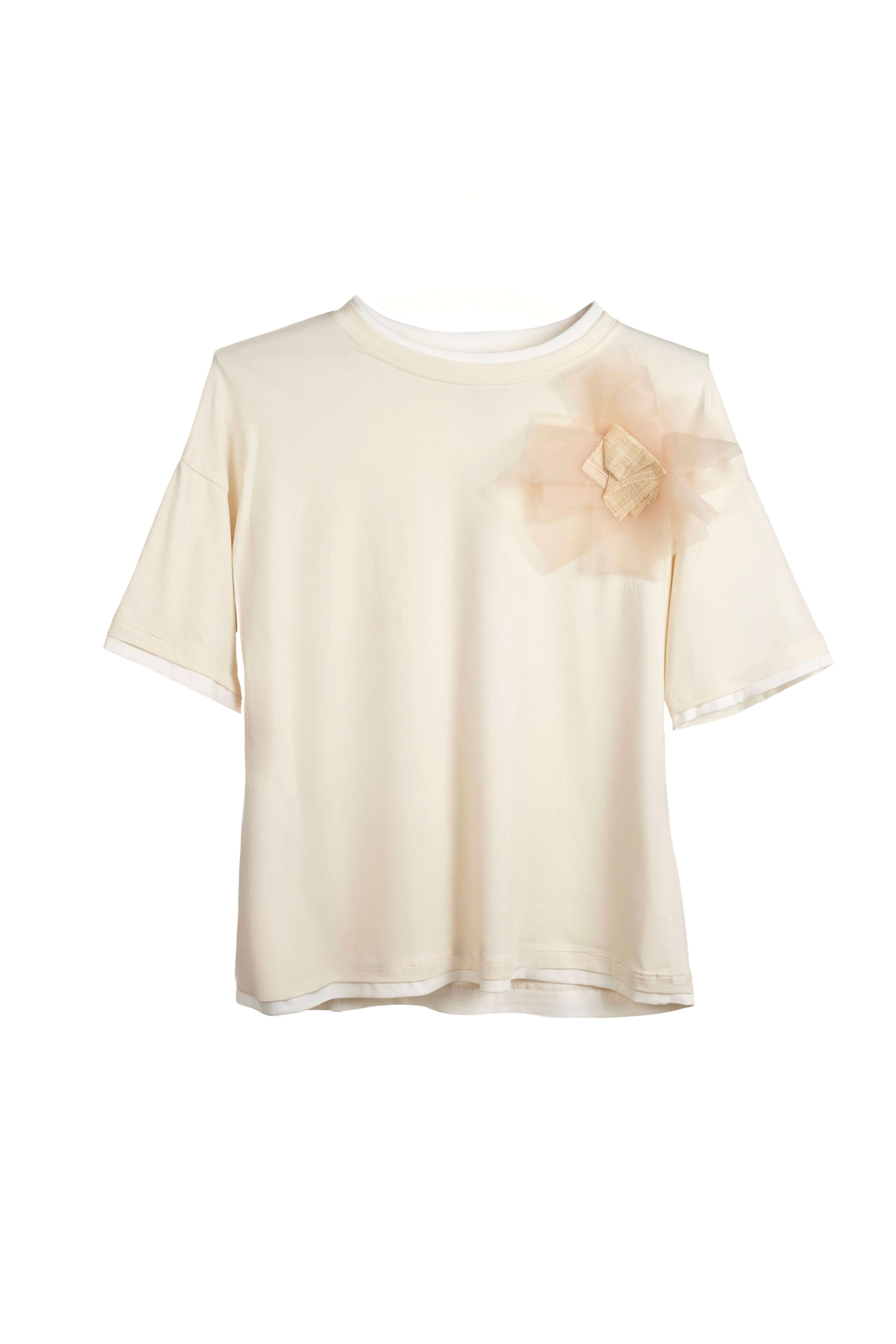 camiseta de nefelibata beige con flor de tul en el hombro LYKKE