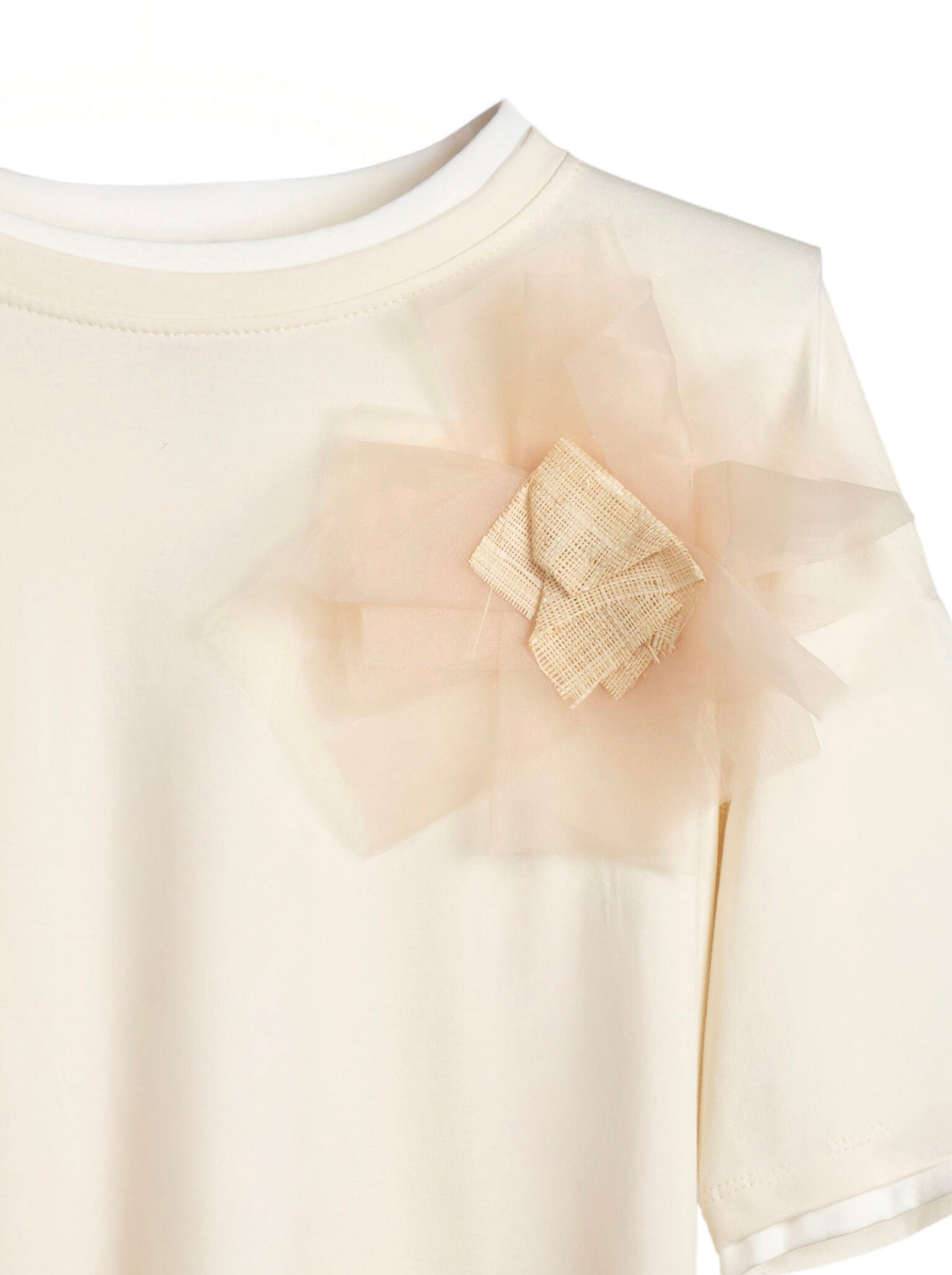 camiseta de nefelibata beige con flor de tul en el hombro LYKKE