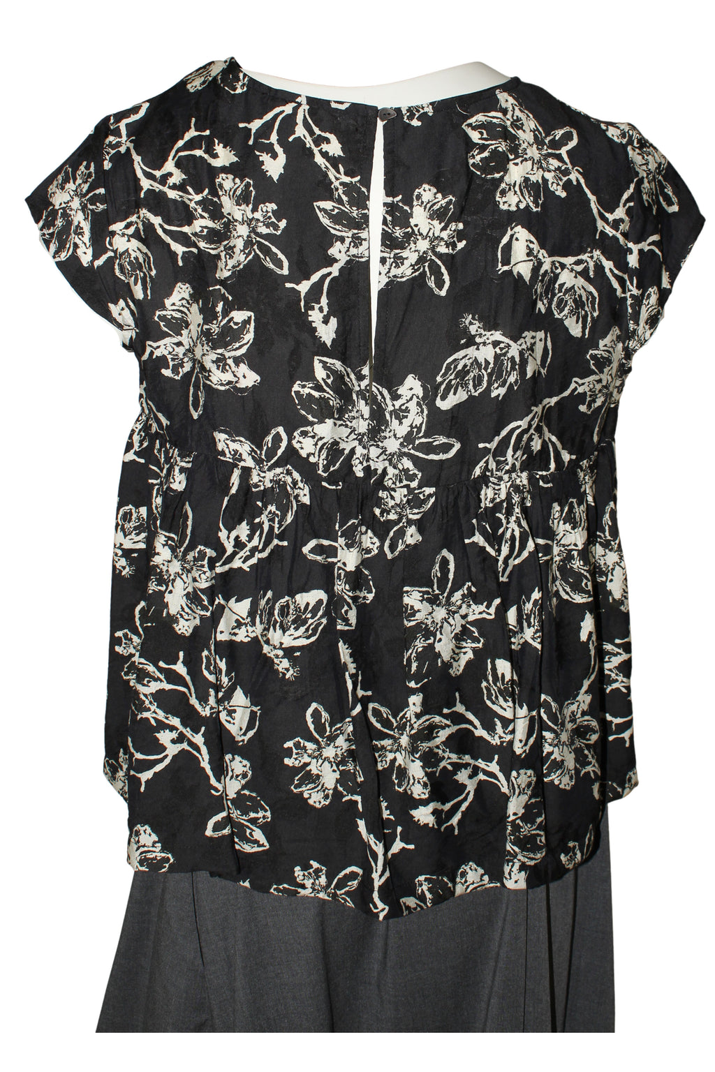 camisa estampada wendy trendy negra con flores blancas
