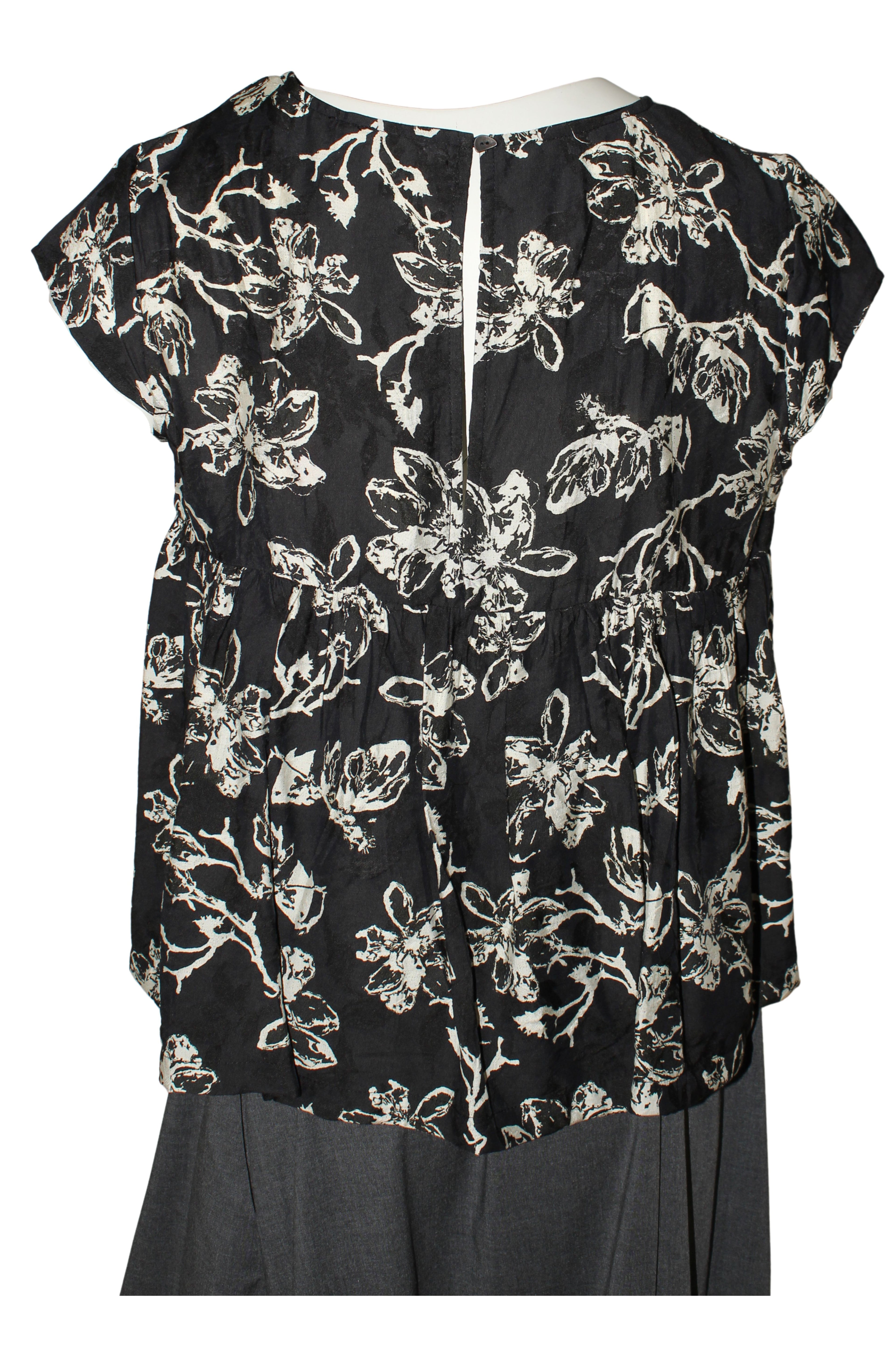 camisa estampada wendy trendy negra con flores blancas