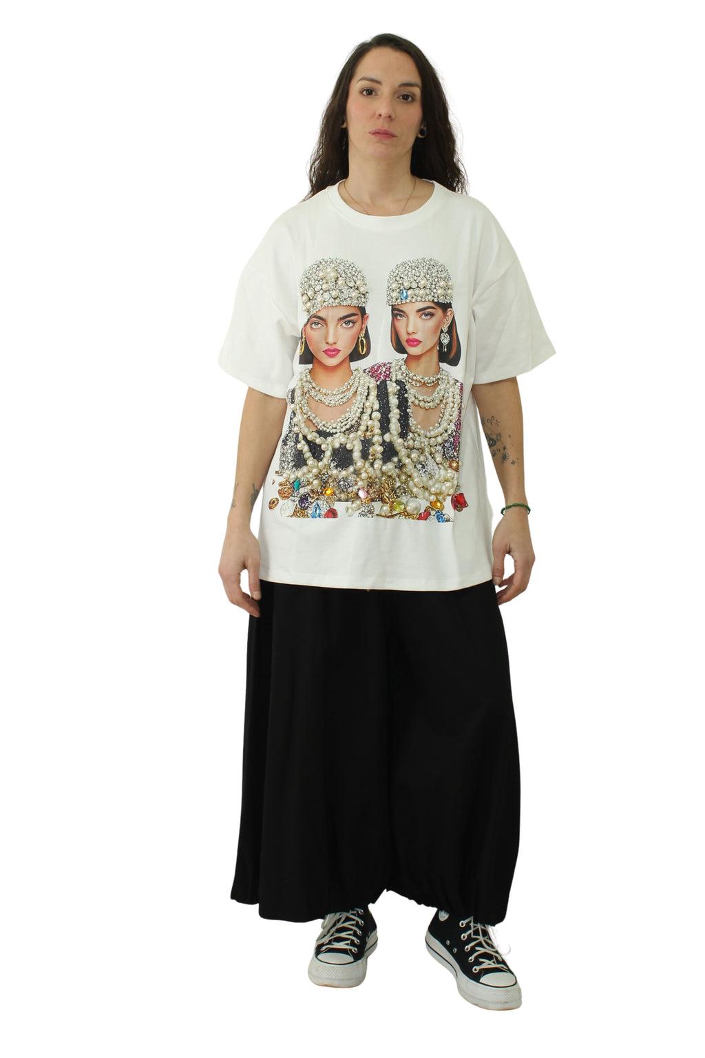 Camiseta de nefelibata con dos mujeres estampadas llenas de perlas grandes y brillantes LYKKE