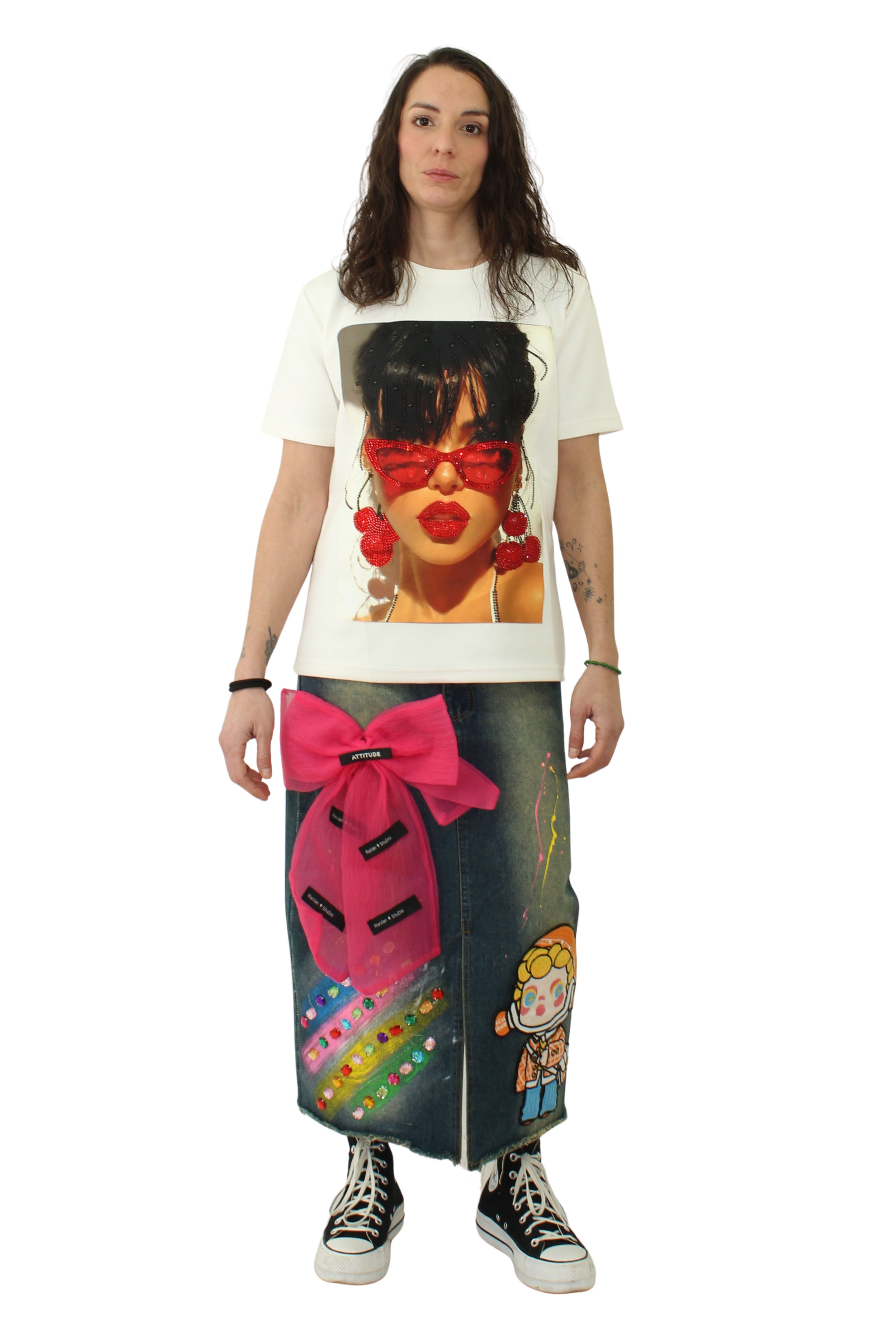 camiseta de nefelibata con estampado de diva y pendientes de cerezas | YOLYKKE