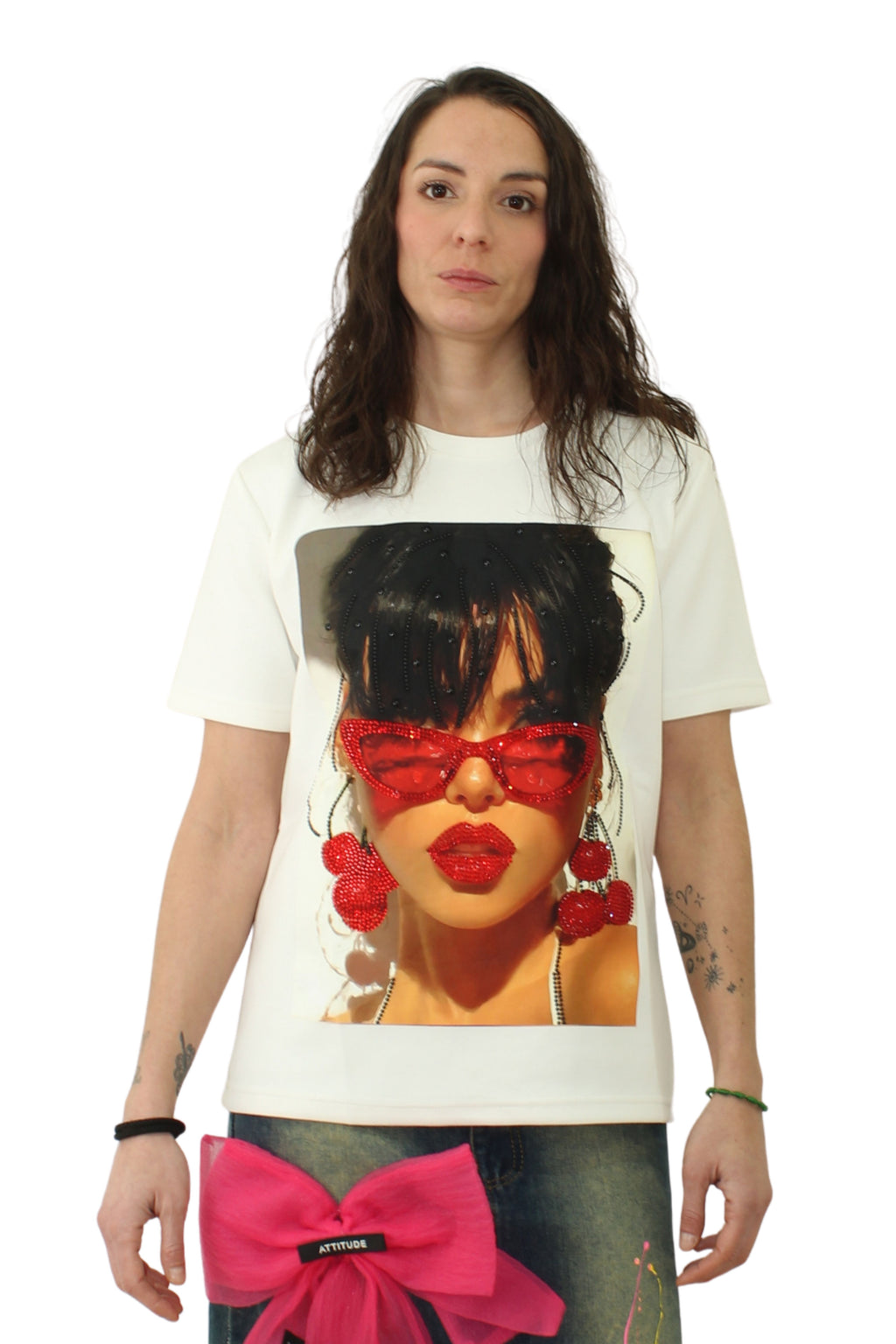 camiseta con brillos en estampado de diva de nefelibata delantera | YOLYKKE