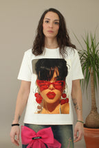 camiseta con brillos en estampado de diva de nefelibata delantera | YOLYKKE