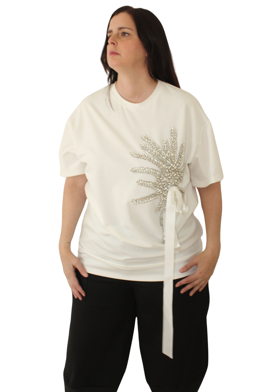 Camiseta de nefelibata con flor de cristales y lazo de ras blanco LYKKE