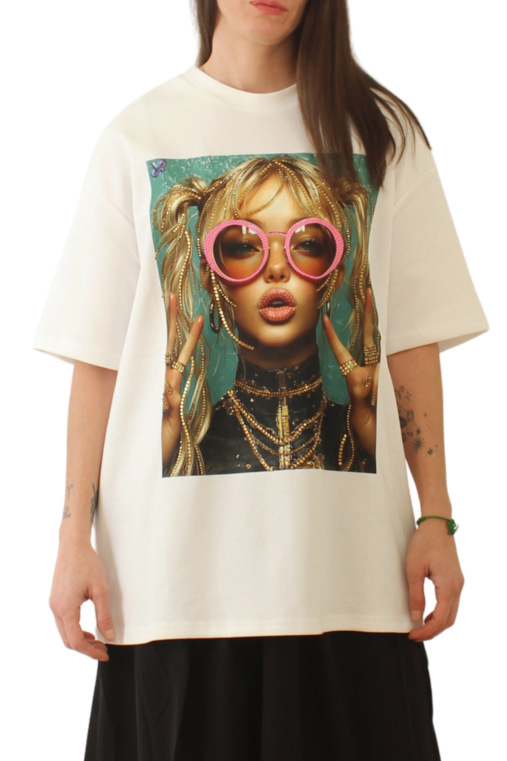 camiseta de nefelibata con muñeca estampada con brillos y tachas