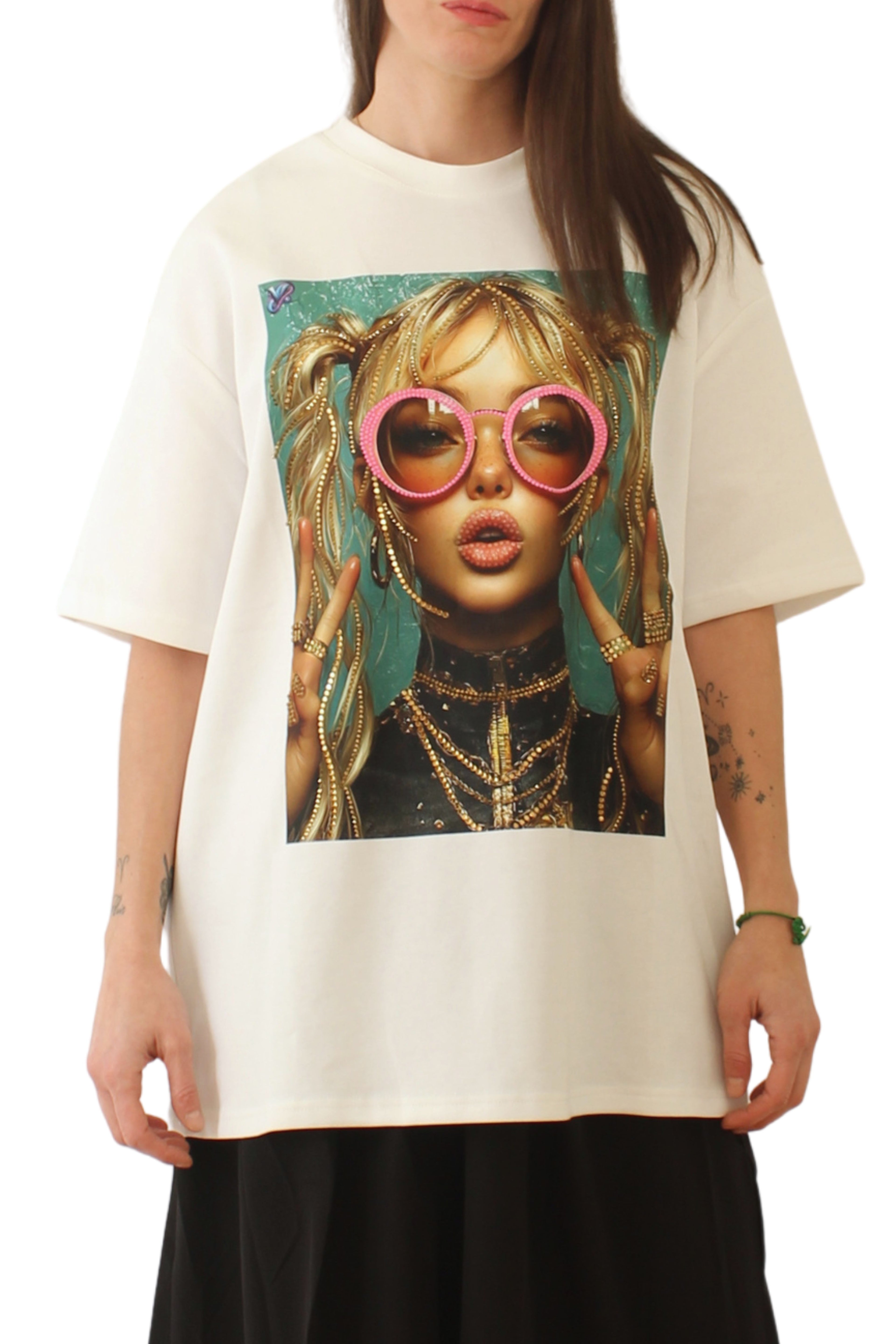 camiseta de nefelibata con muñeca estampada con brillos y tachas