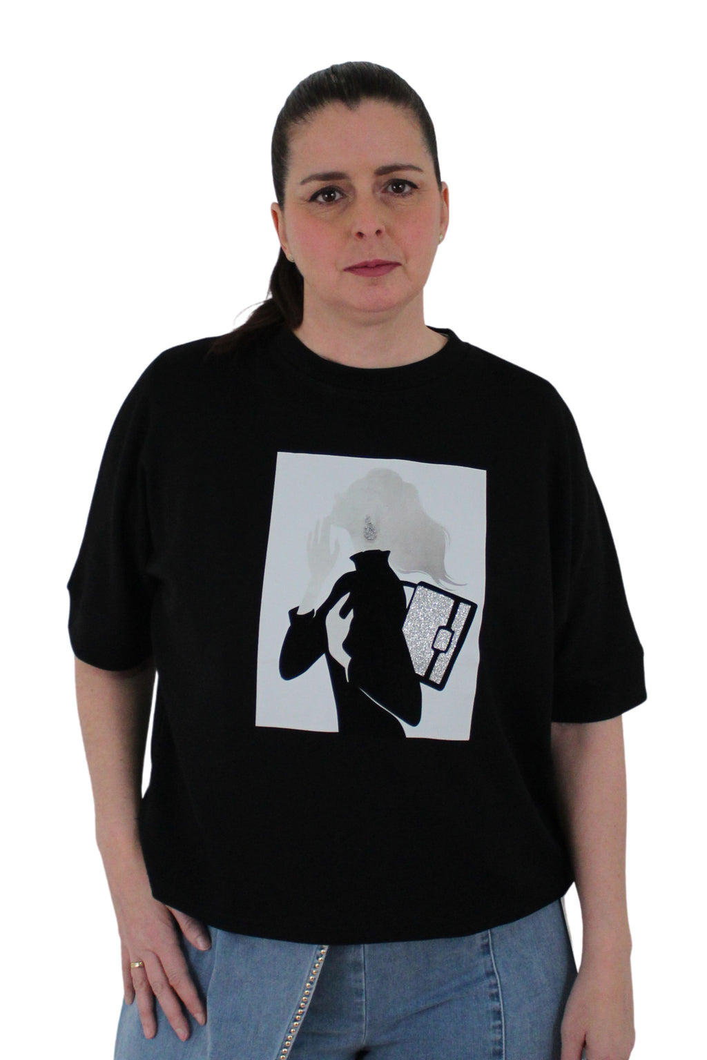 camiseta negra nefelibata con estampado de mujer con bolso de purpurina