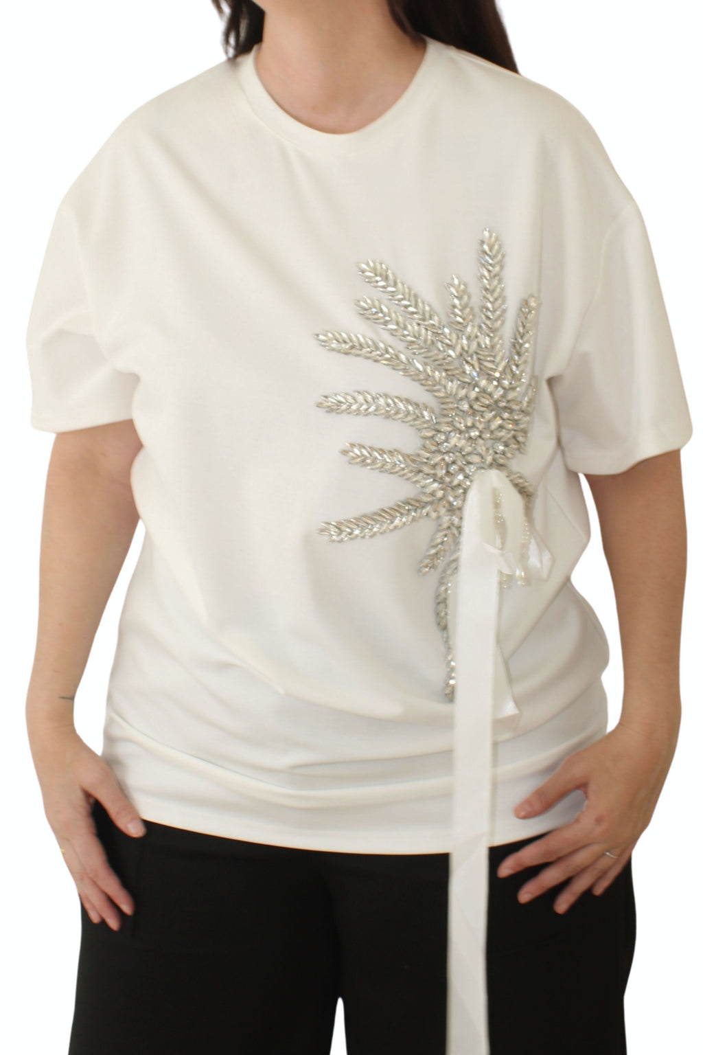 Camiseta de nefelibata con flor de cristales y lazo de ras blanco LYKKE