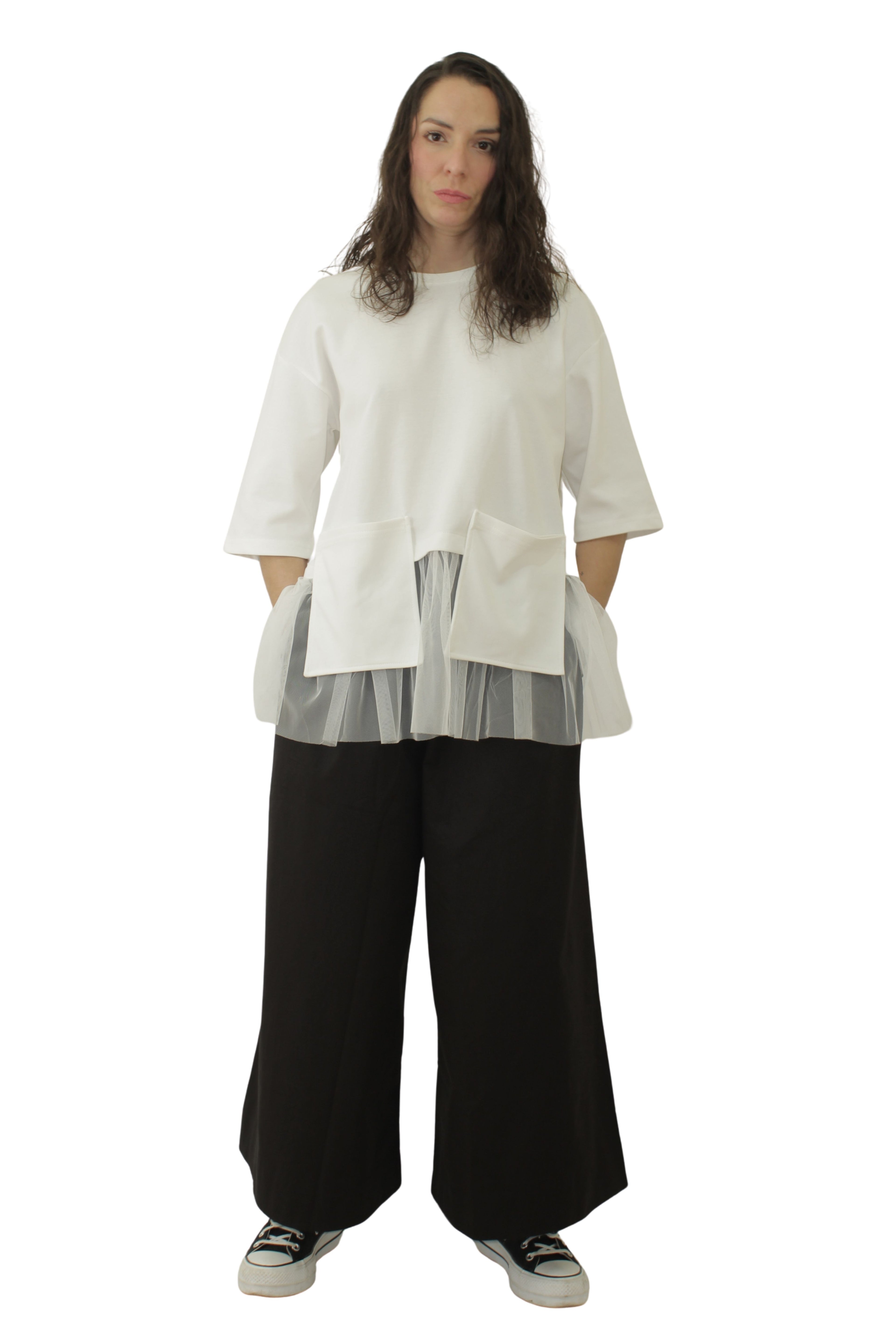 camiseta bolsillos blanca nefelibata con detalle tul manos