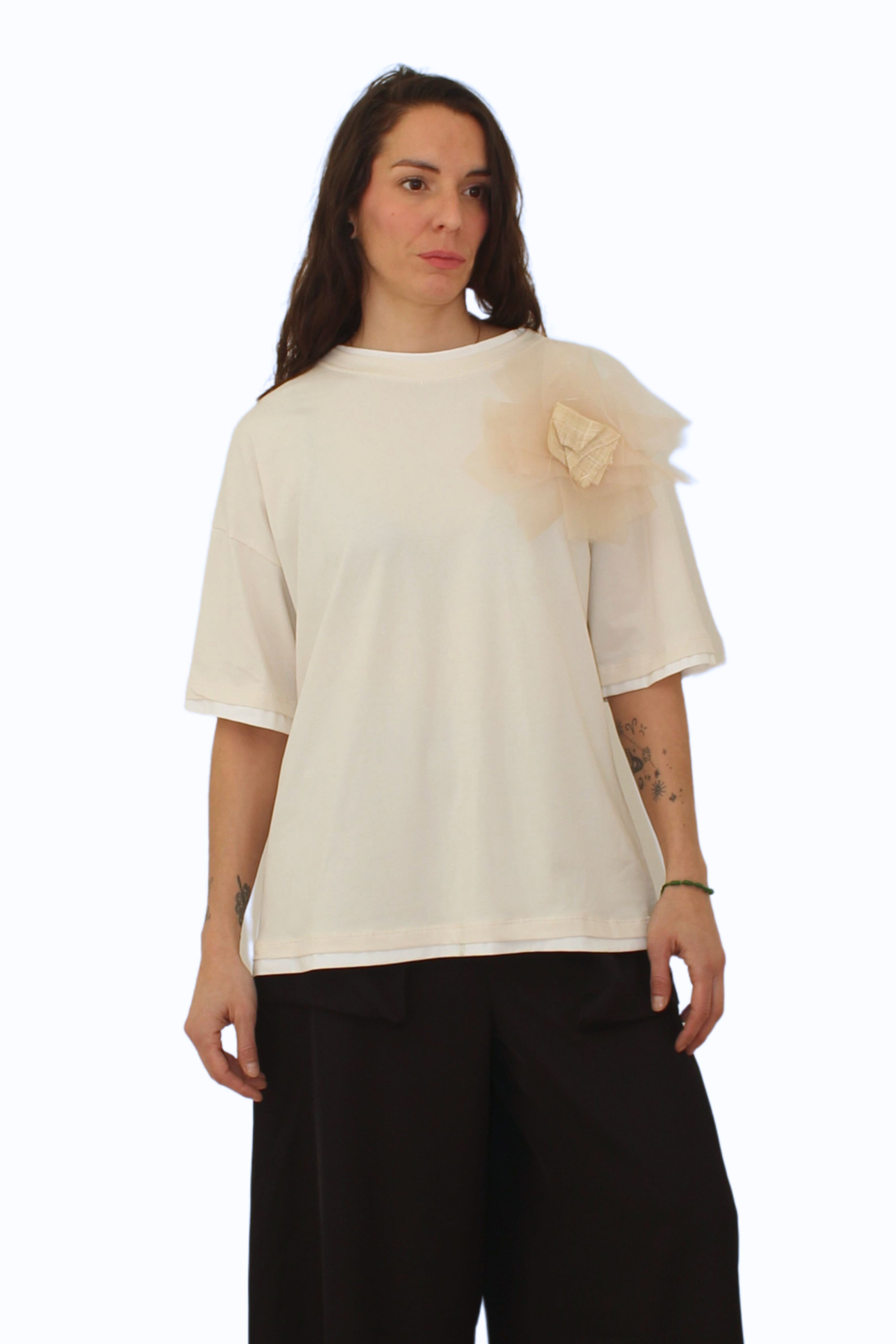 camiseta de nefelibata beige con flor de tul en el hombro LYKKE