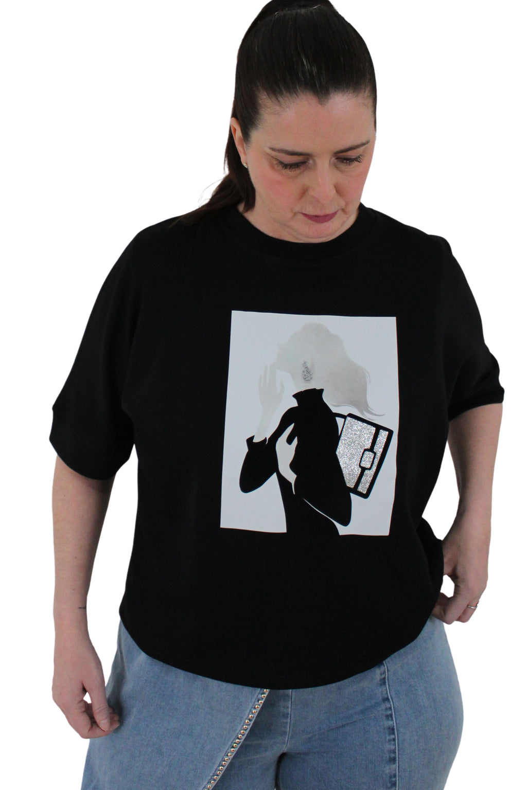 camiseta negra nefelibata con estampado de mujer con bolso de purpurina