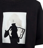 camiseta negra nefelibata con estampado de mujer con bolso de purpurina