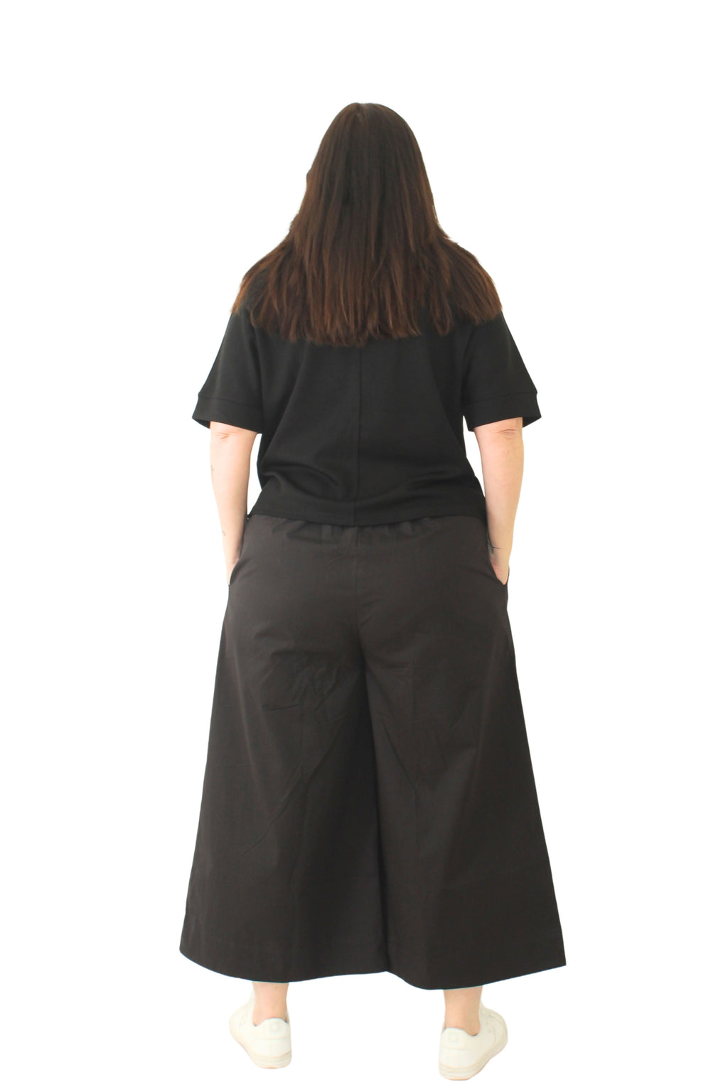 camiseta negra nefelibata con estampado de mujer con bolso de purpurina