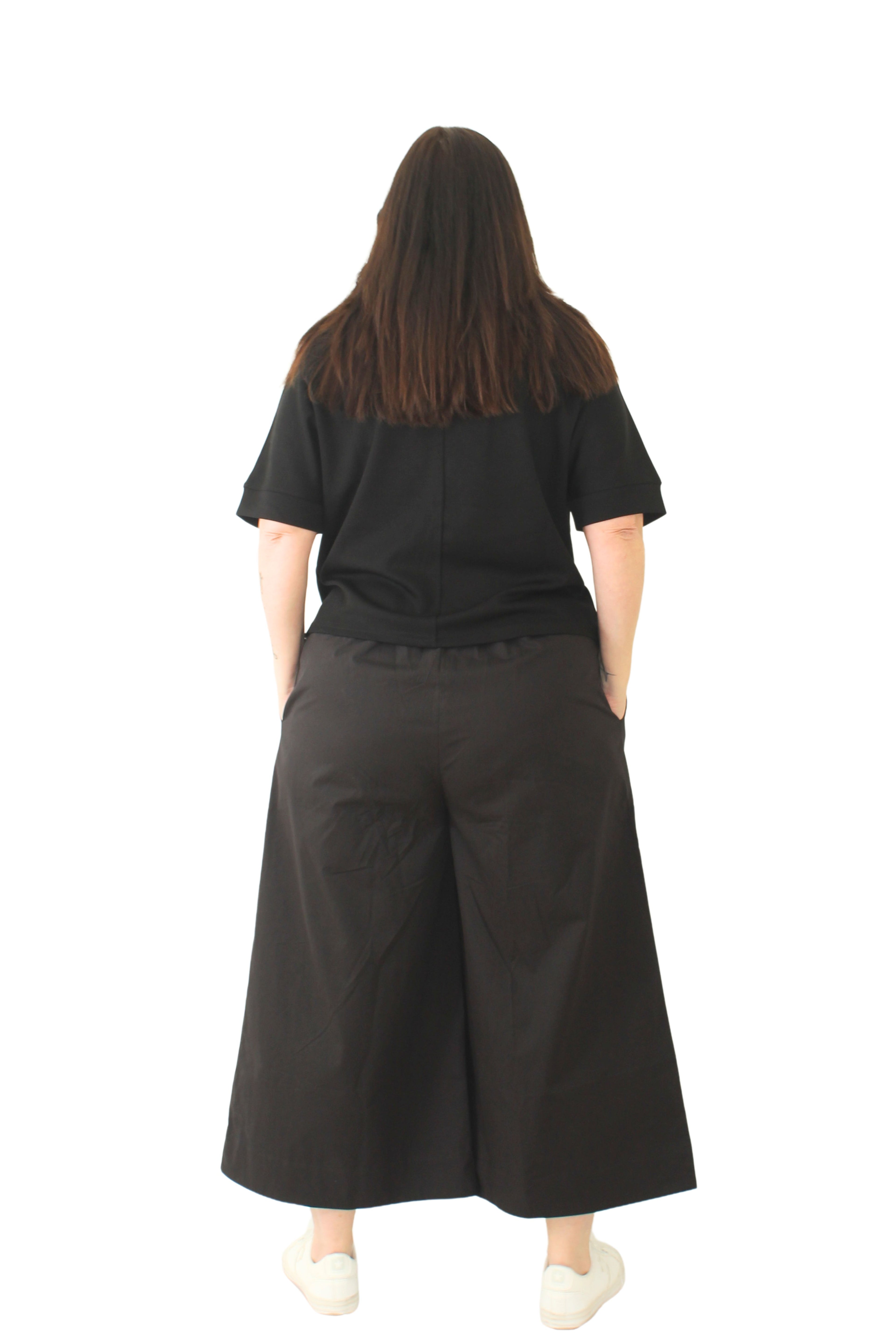 camiseta negra nefelibata con estampado de mujer con bolso de purpurina