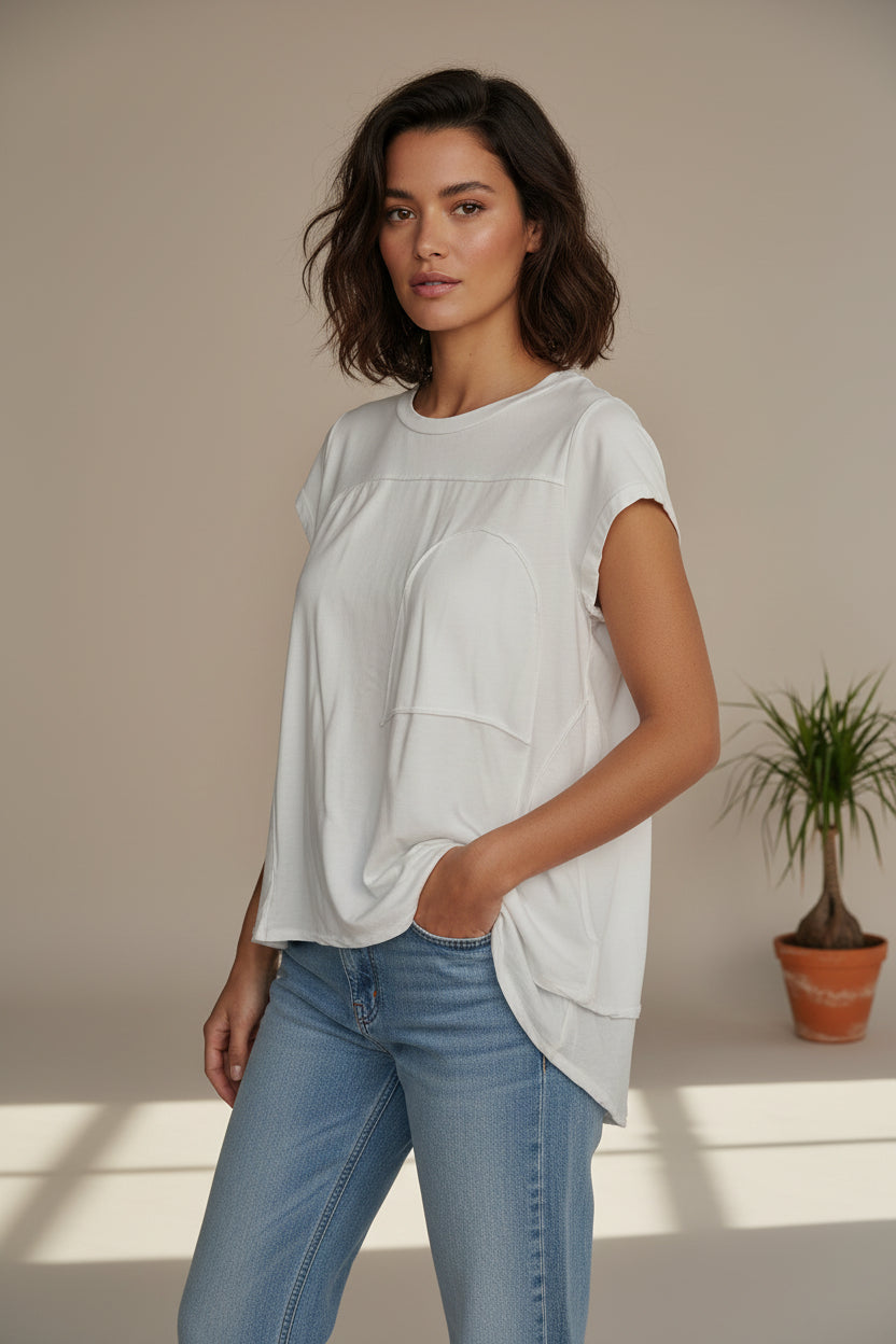camiseta de wendy trendy blanca con detalle de bolsillos boca abajo